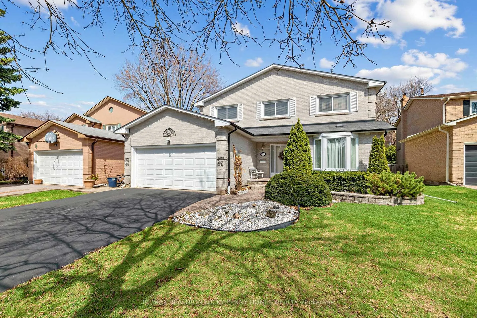 Photo 3 of 10 Hastings Drive, Markham, Unionville — HOMEH