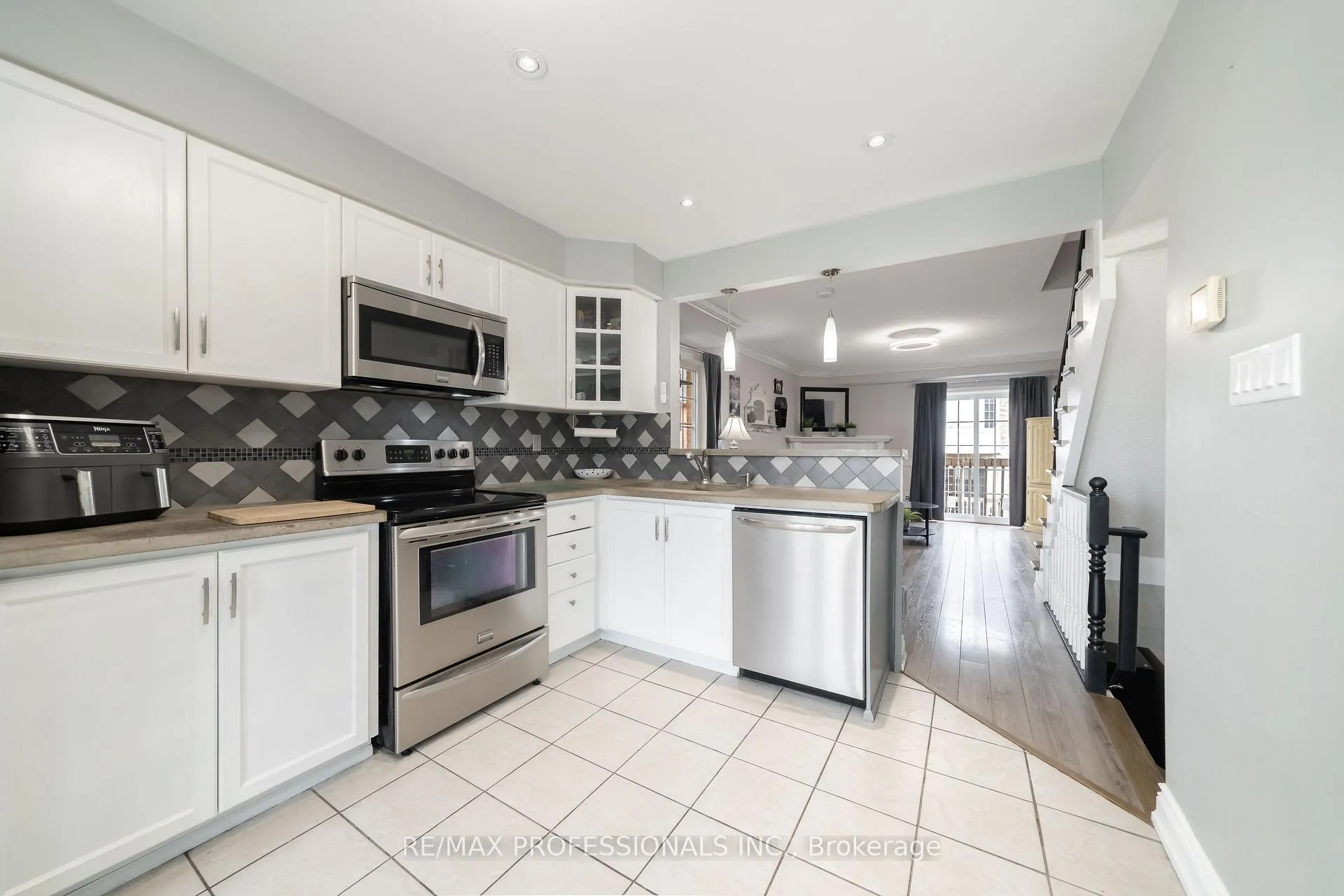 Photo 12 of Unit 12, 3480 Upper Middle Road, Burlington, Palmer — HOMEH