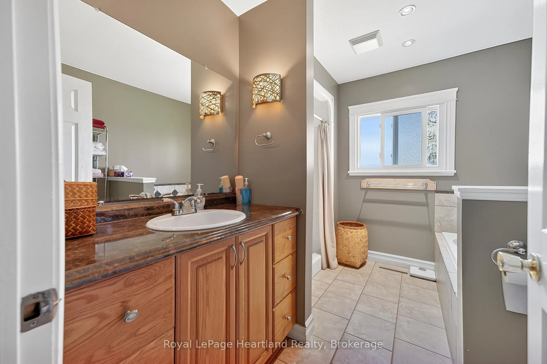 Photo 24 of 42163 Front Road, Huron East, Tuckersmith — HOMEH