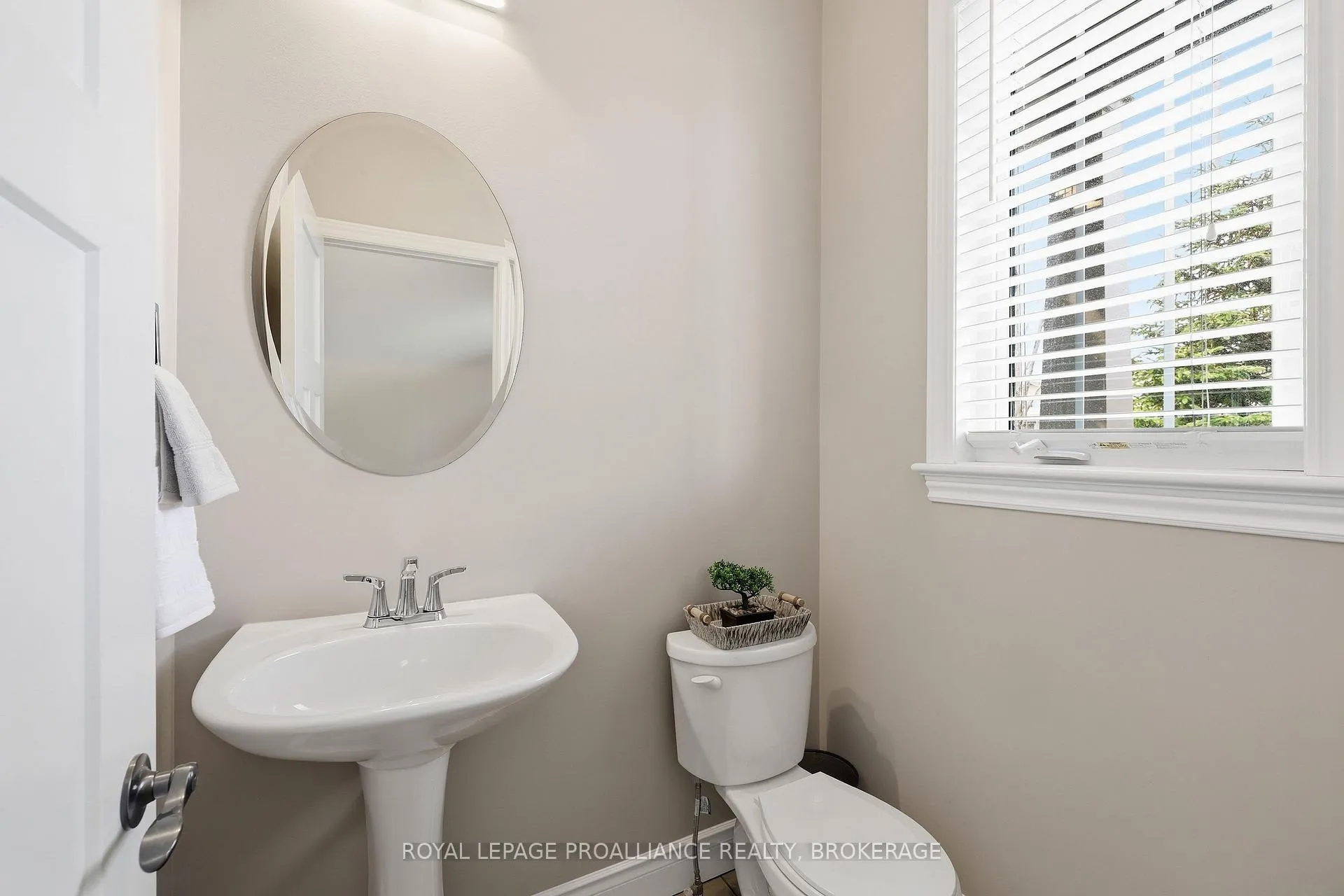 Photo 16 of 136 Simurda Court, Loyalist, Amherstview — HOMEH