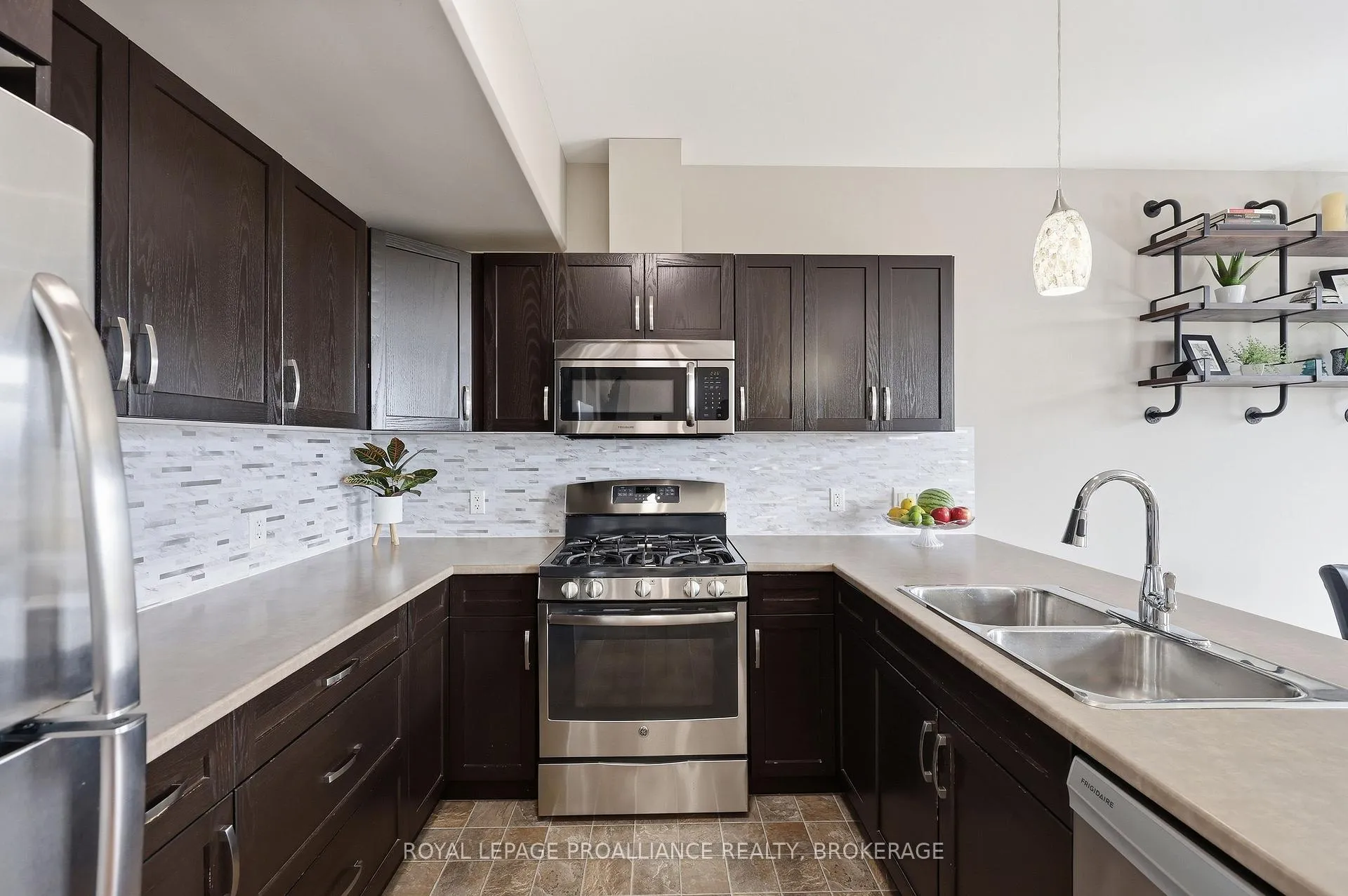 Photo 20 of 136 Simurda Court, Loyalist, Amherstview — HOMEH
