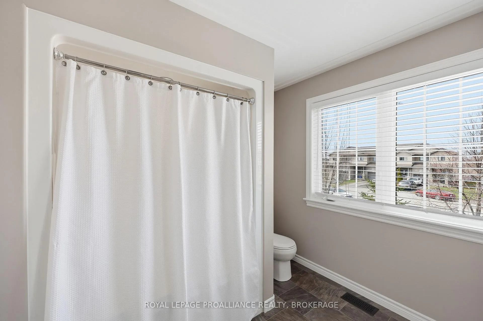 Photo 33 of 136 Simurda Court, Loyalist, Amherstview — HOMEH