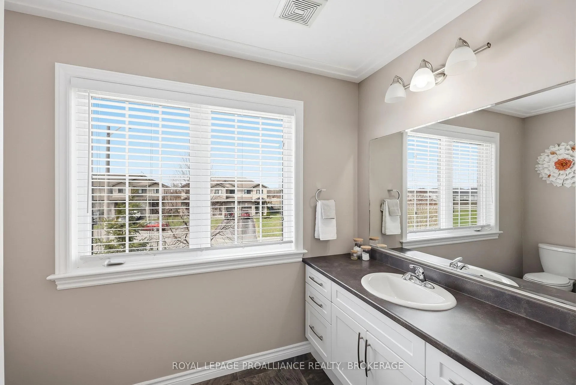 Photo 34 of 136 Simurda Court, Loyalist, Amherstview — HOMEH