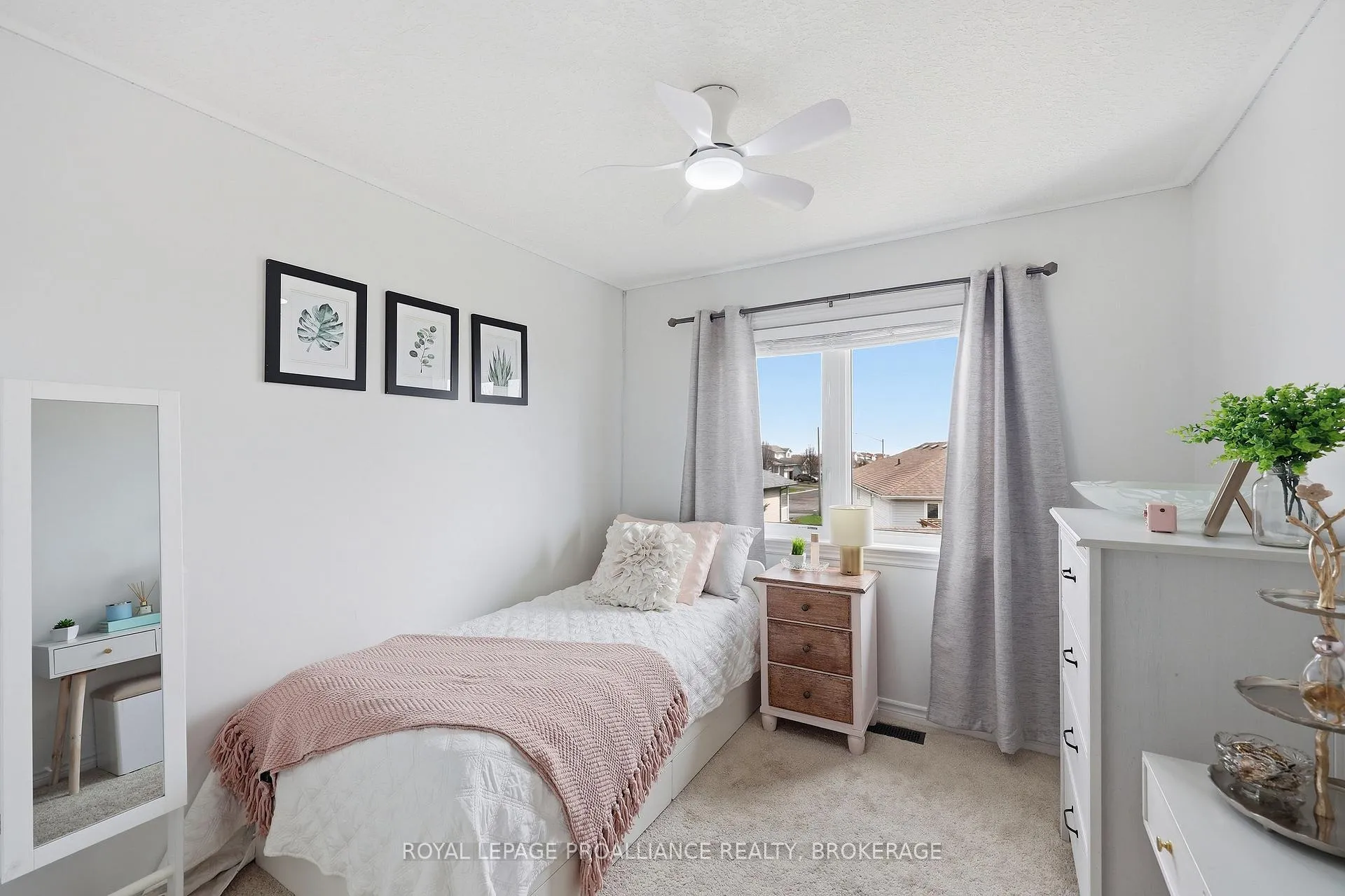 Photo 38 of 136 Simurda Court, Loyalist, Amherstview — HOMEH