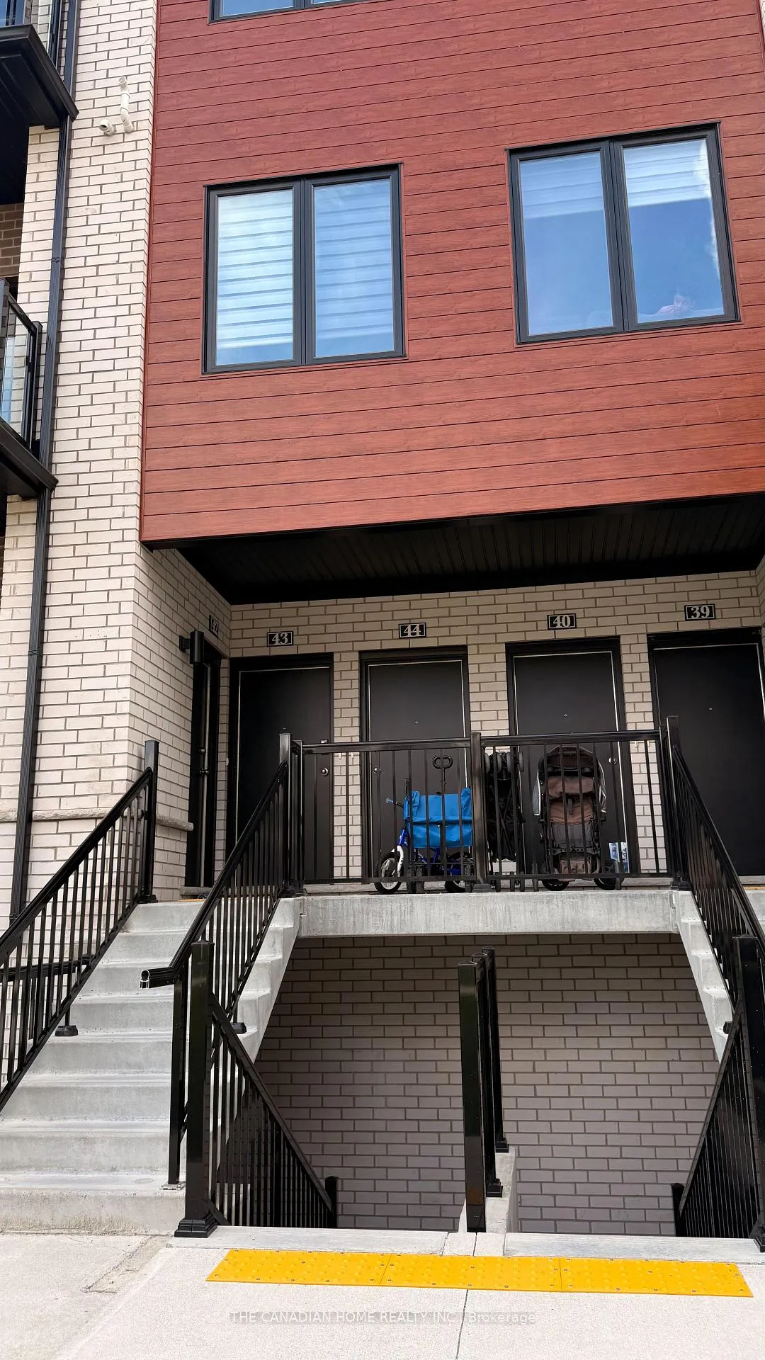 Photo 2 of 10 S Creek Drive, Kitchener — HOMEH