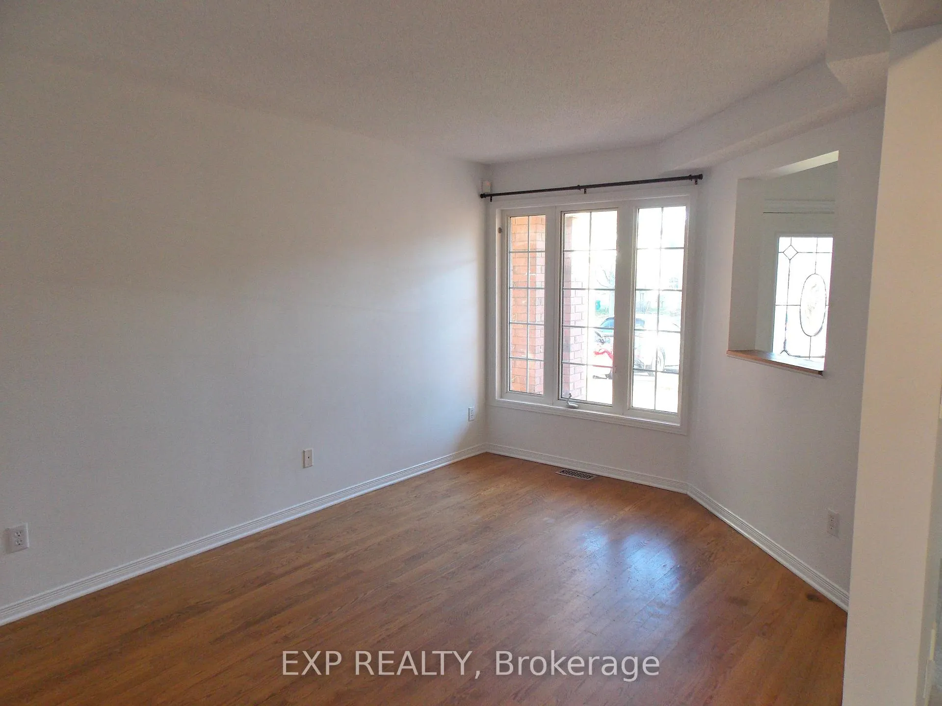 Photo 4 of 136 Inverkip Avenue, Ottawa, Hunt Club Park/Greenboro — HOMEH