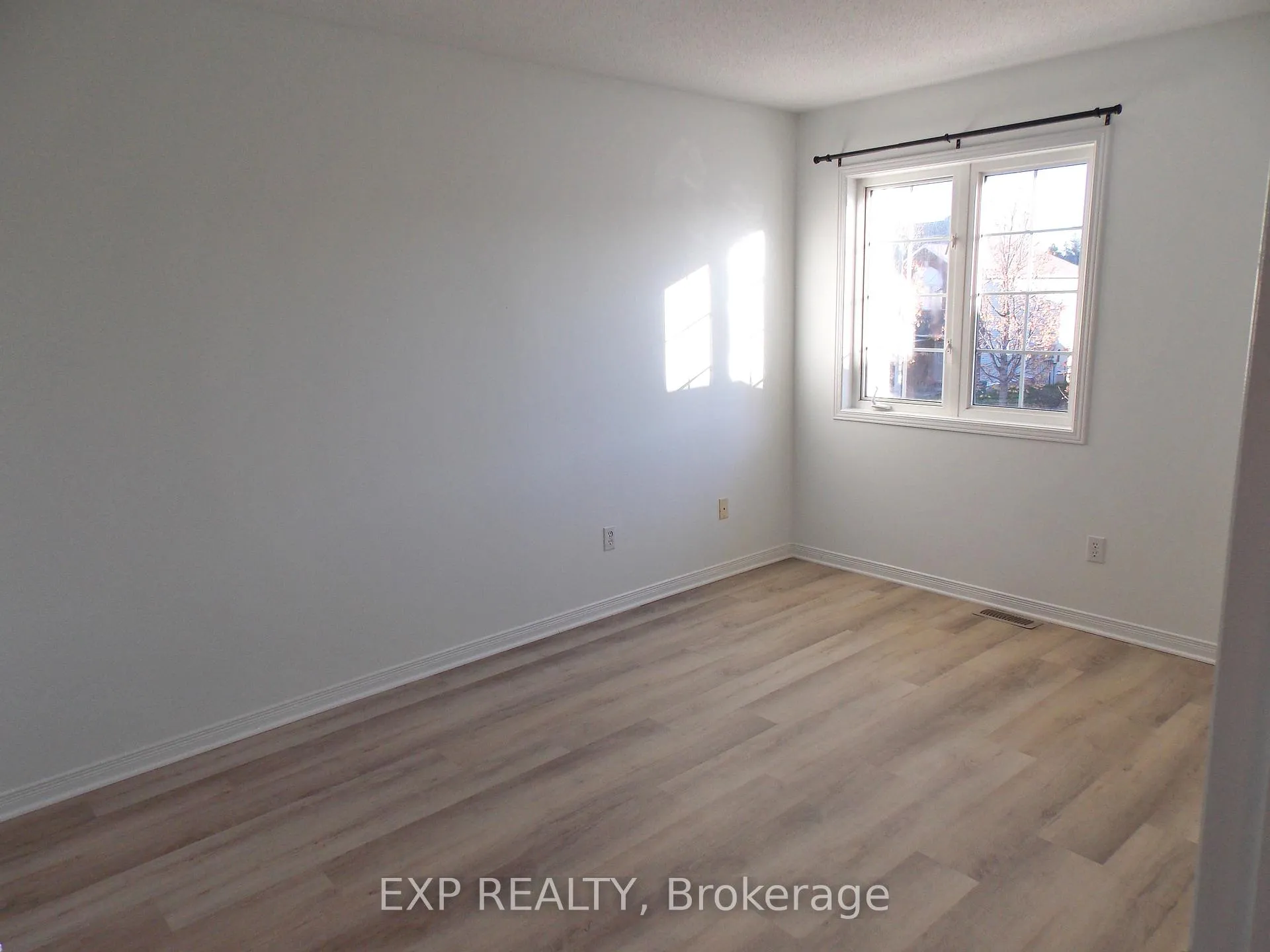 Photo 8 of 136 Inverkip Avenue, Ottawa, Hunt Club Park/Greenboro — HOMEH