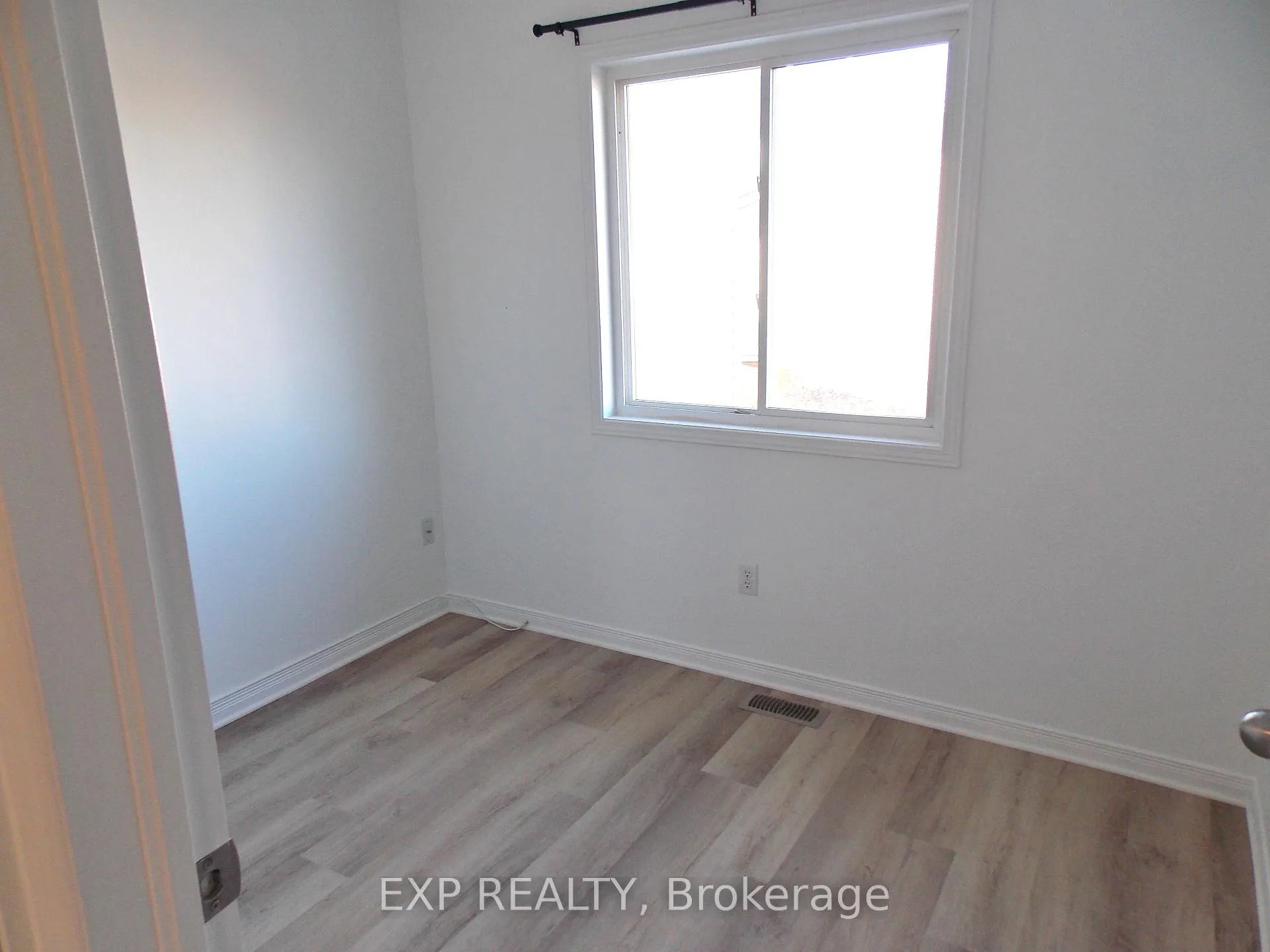 Photo 10 of 136 Inverkip Avenue, Ottawa, Hunt Club Park/Greenboro — HOMEH