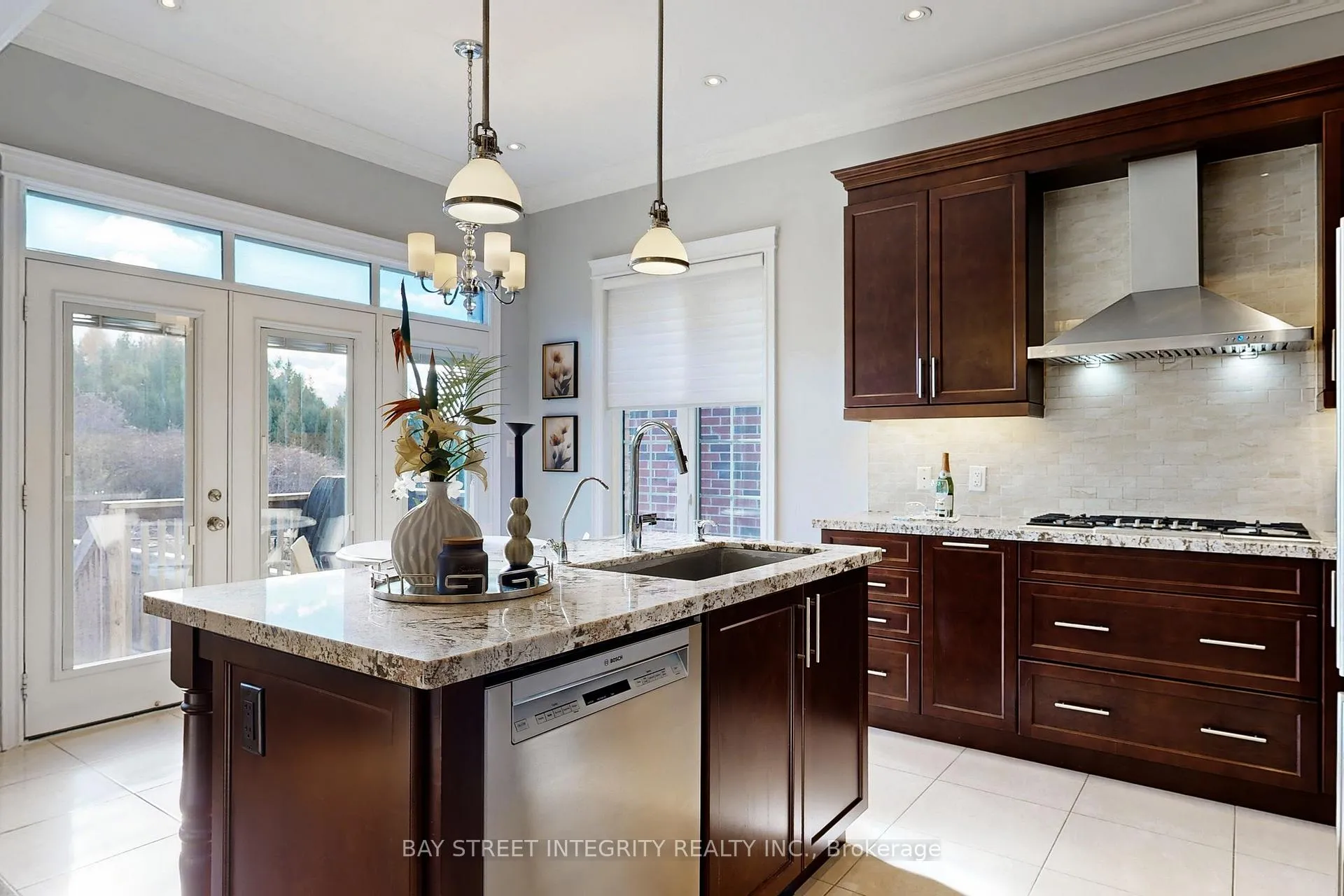 Photo 6 of 170 Crane Street, Aurora, Rural Aurora — HOMEH
