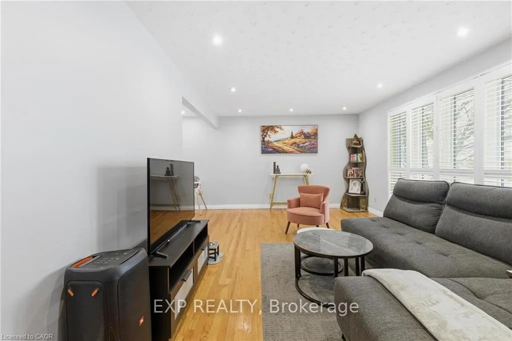 Photo 4 of 364 Roselawn Place, Waterloo, North Lakeshore — HOMEH