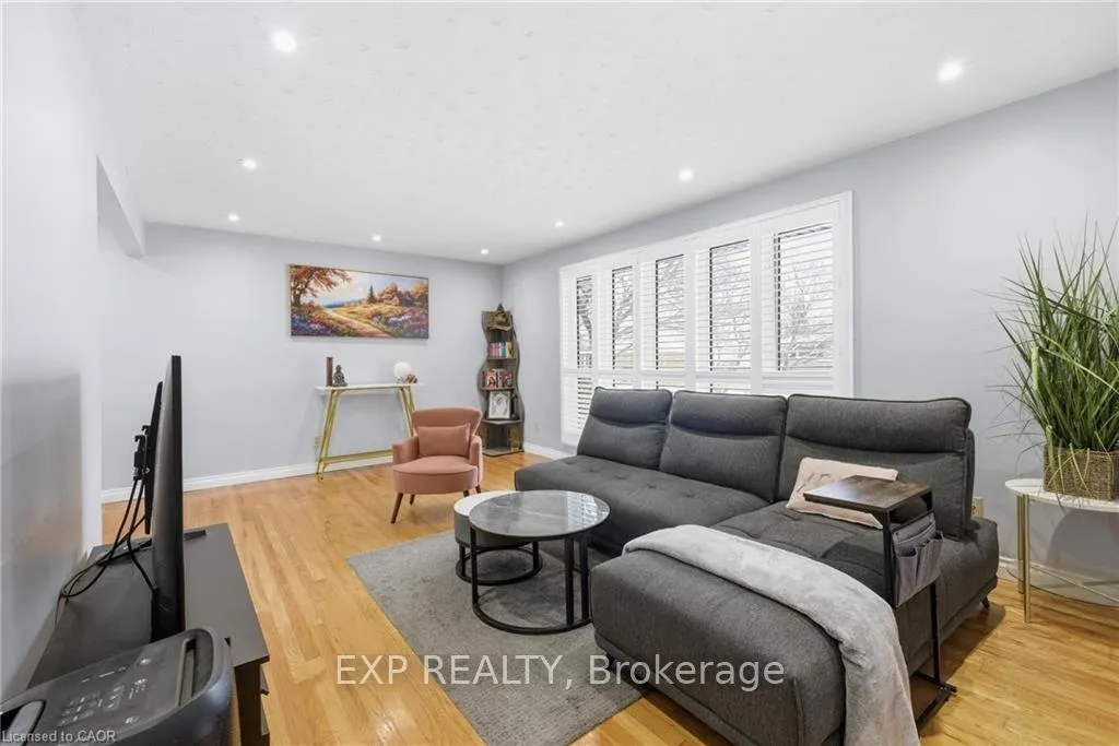 Photo 5 of 364 Roselawn Place, Waterloo, North Lakeshore — HOMEH