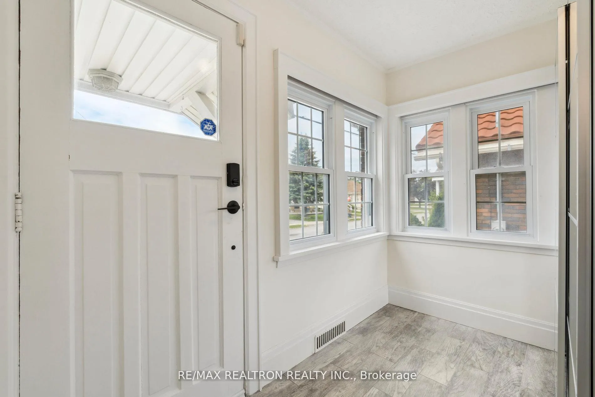 Photo 3 of 4844 Sixth Avenue, Niagara Falls, Cherrywood — HOMEH