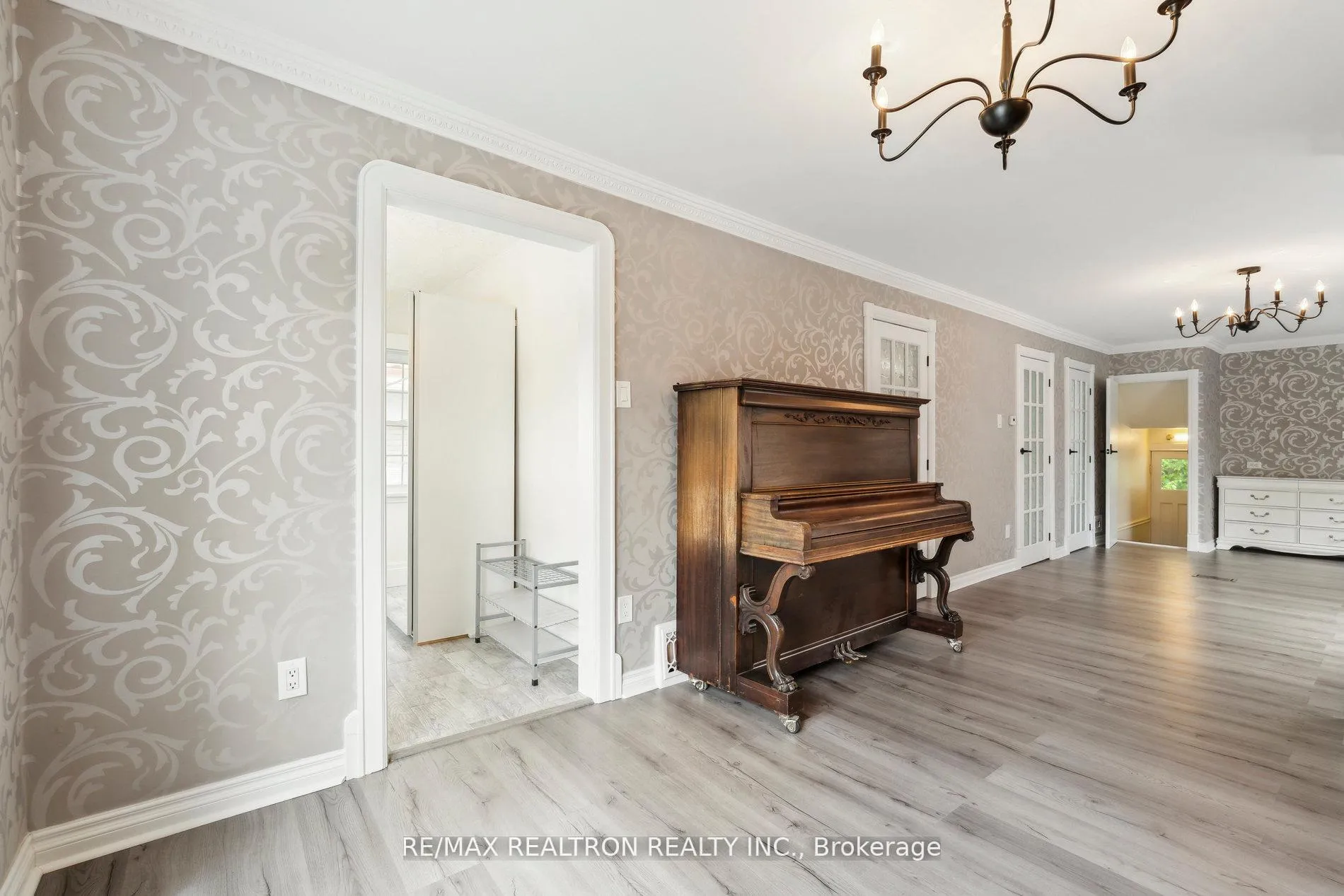 Photo 5 of 4844 Sixth Avenue, Niagara Falls, Cherrywood — HOMEH