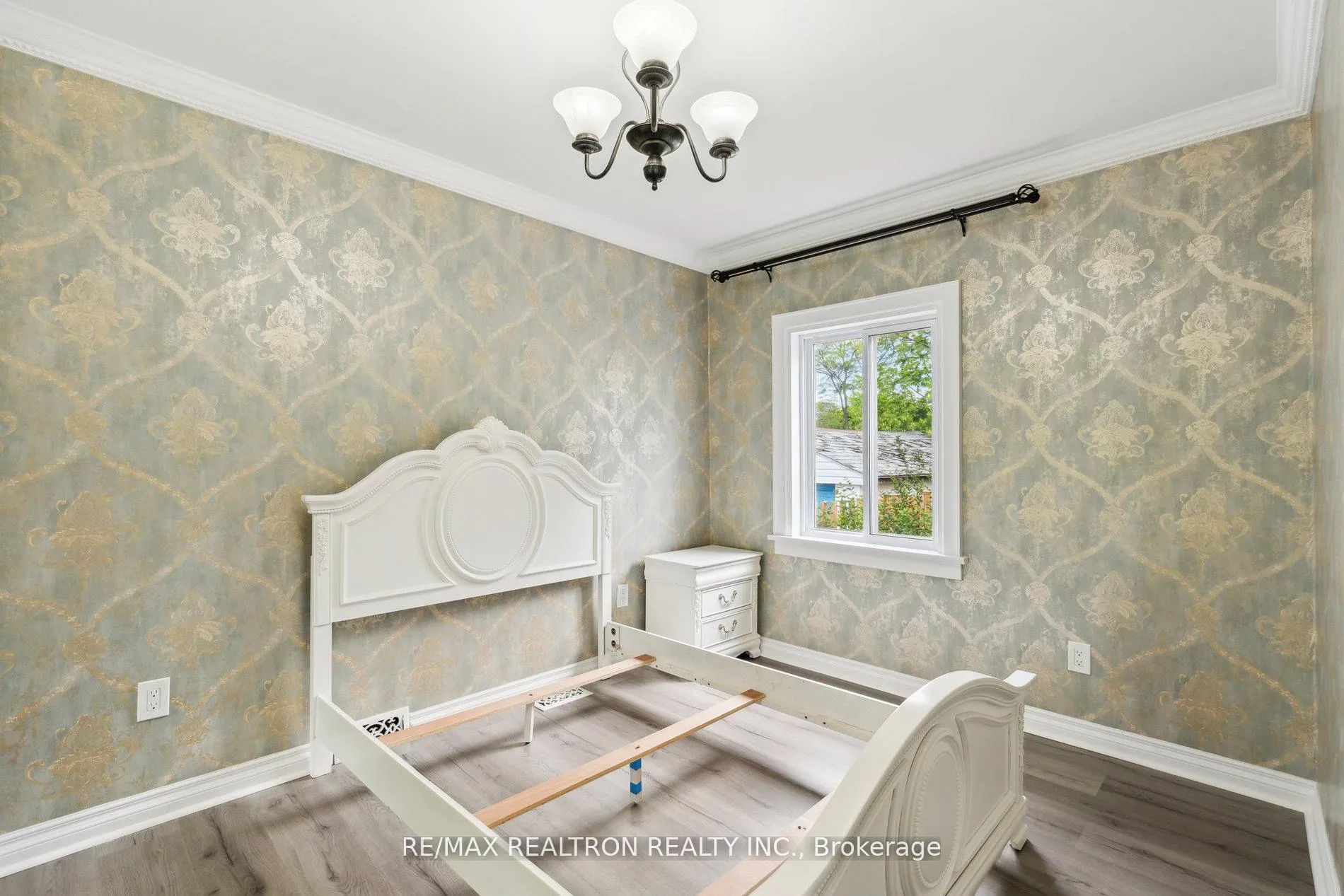Photo 14 of 4844 Sixth Avenue, Niagara Falls, Cherrywood — HOMEH