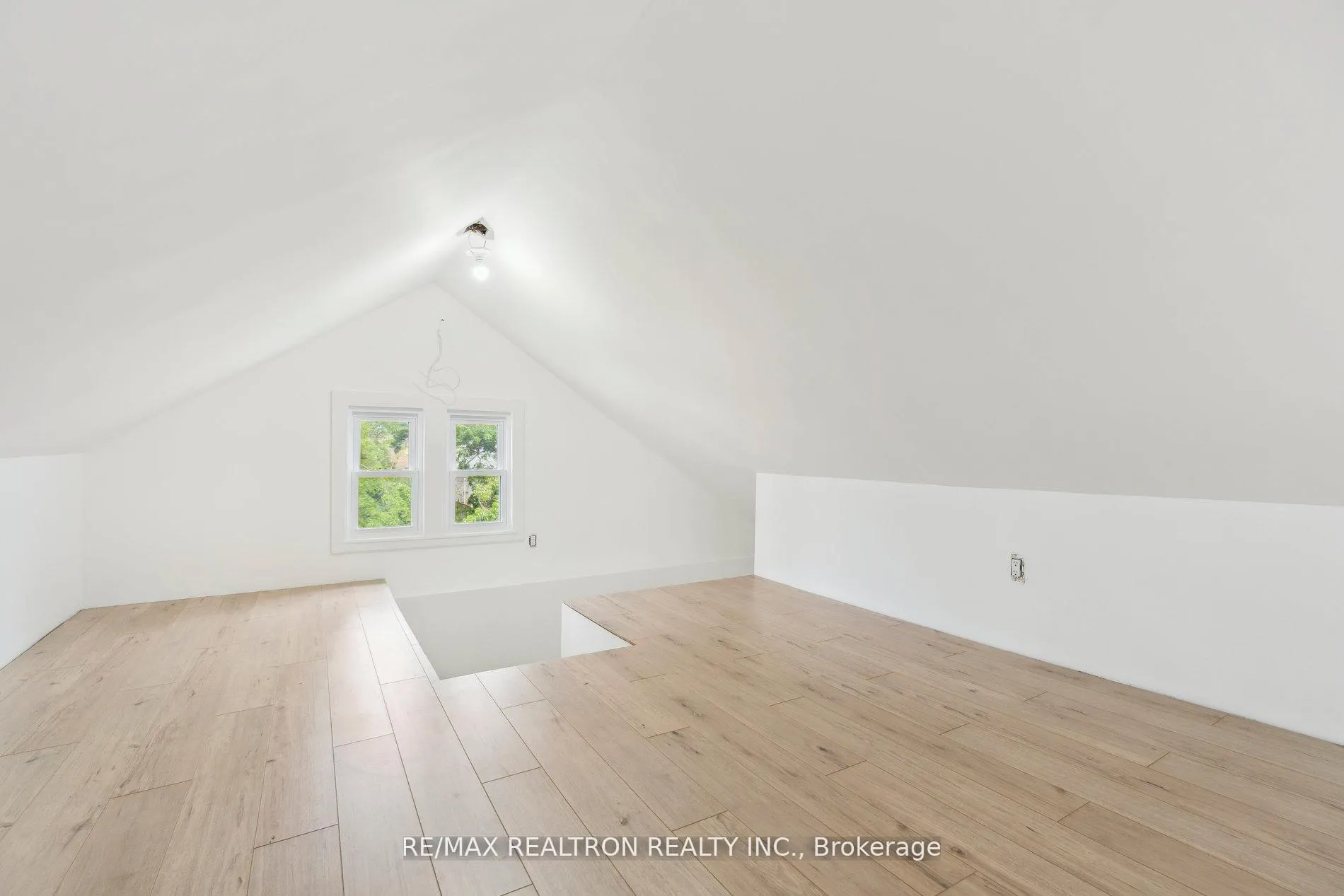 Photo 17 of 4844 Sixth Avenue, Niagara Falls, Cherrywood — HOMEH