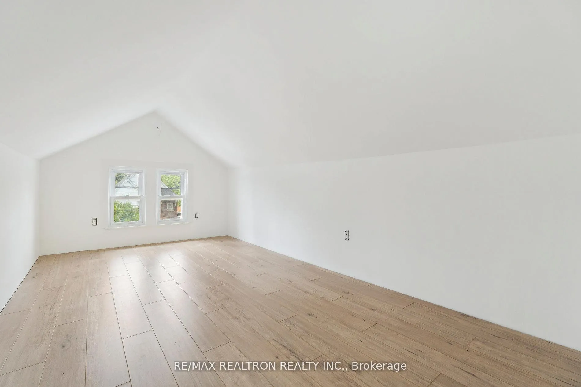 Photo 18 of 4844 Sixth Avenue, Niagara Falls, Cherrywood — HOMEH