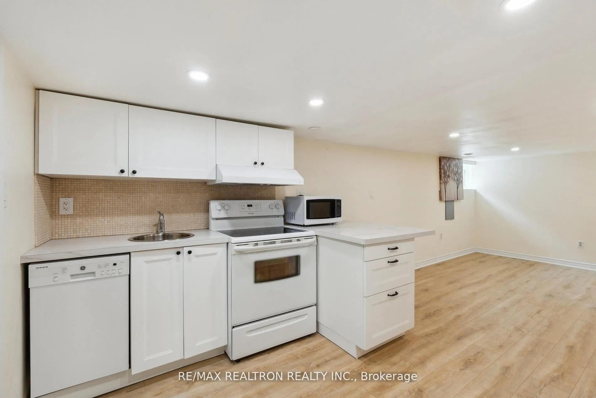 Photo 26 of 4844 Sixth Avenue, Niagara Falls, Cherrywood — HOMEH