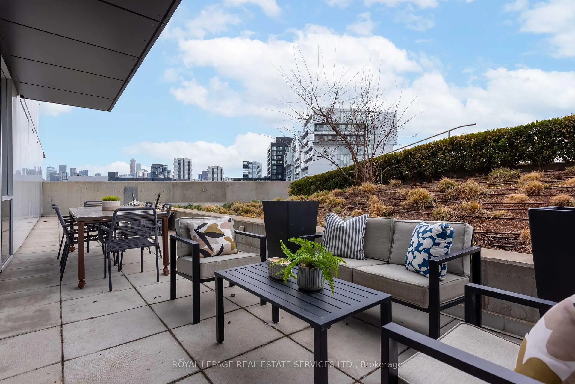 Photo 3 of Unit 711, 170 Bayview Avenue, Toronto, Waterfront Communities — HOMEH