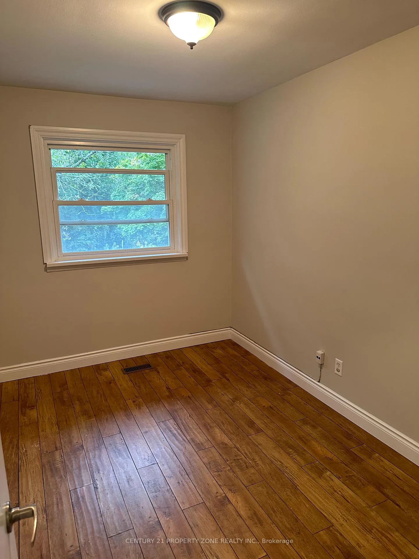Photo 6 of Unit Upper, 32 Shannon Street, Barrie, Wellington — HOMEH