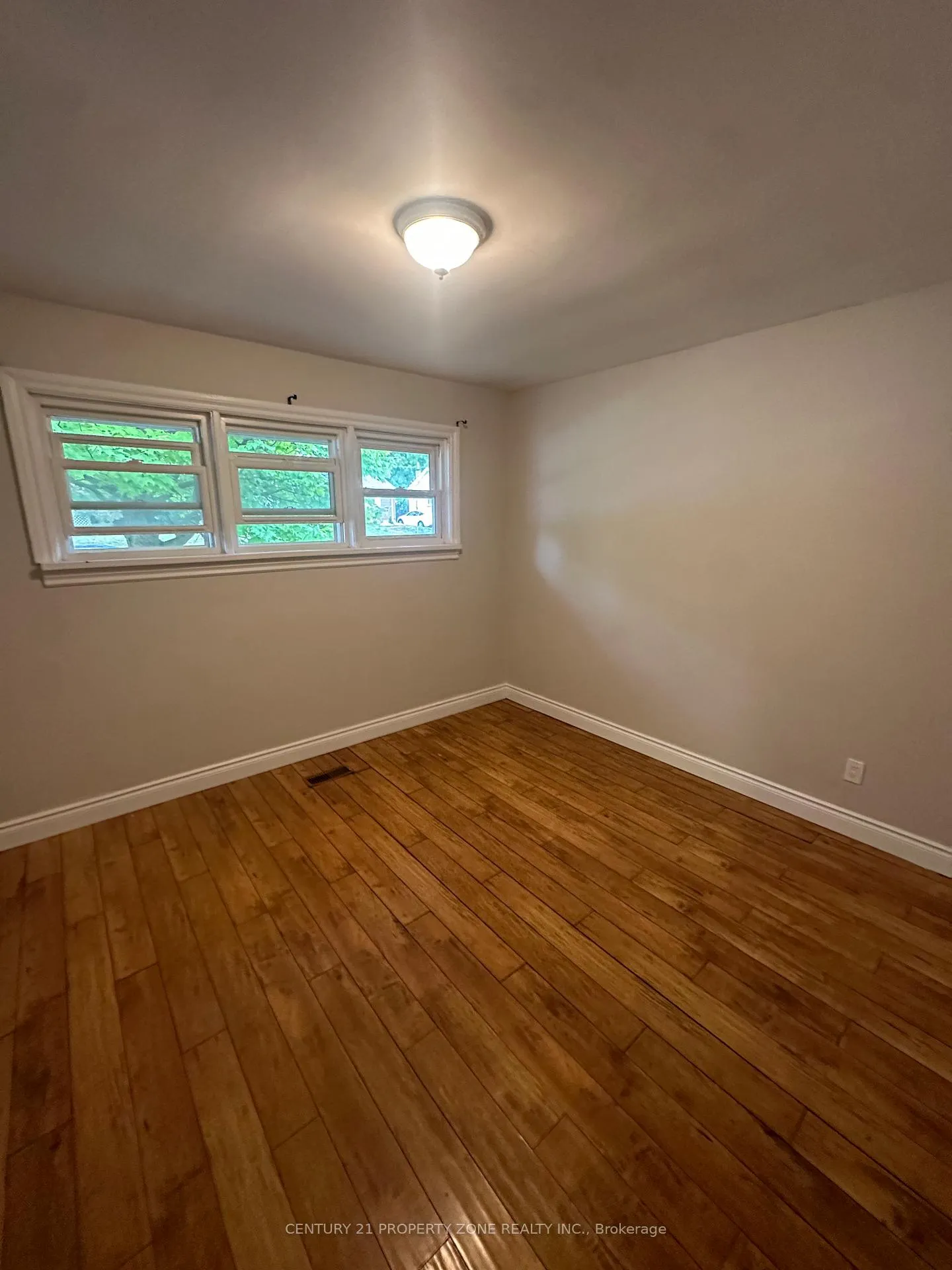 Photo 8 of Unit Upper, 32 Shannon Street, Barrie, Wellington — HOMEH