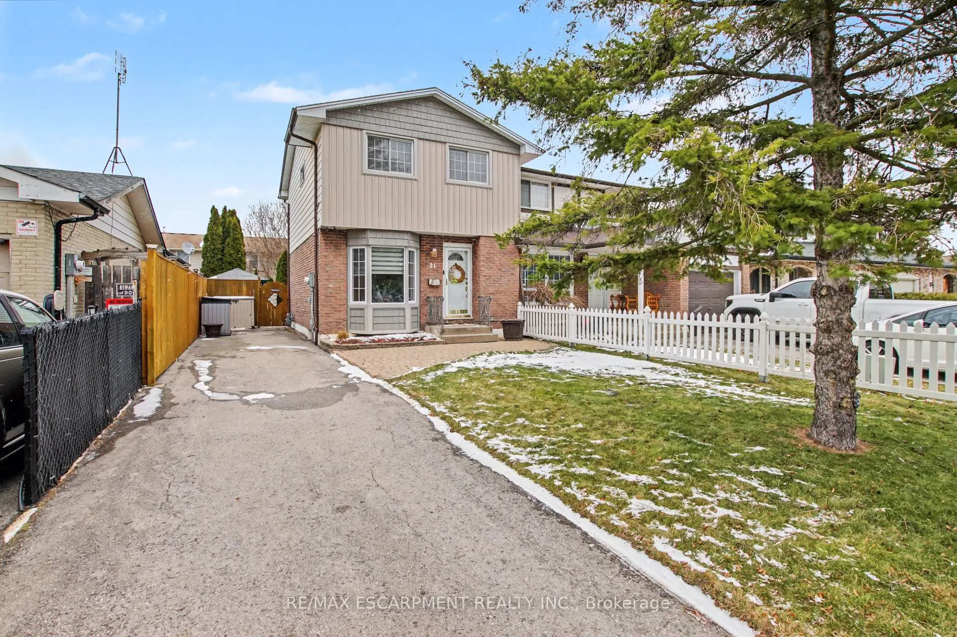 Photo 2 of 21 Greystone Crescent, St. Catharines, Lakeport — HOMEH