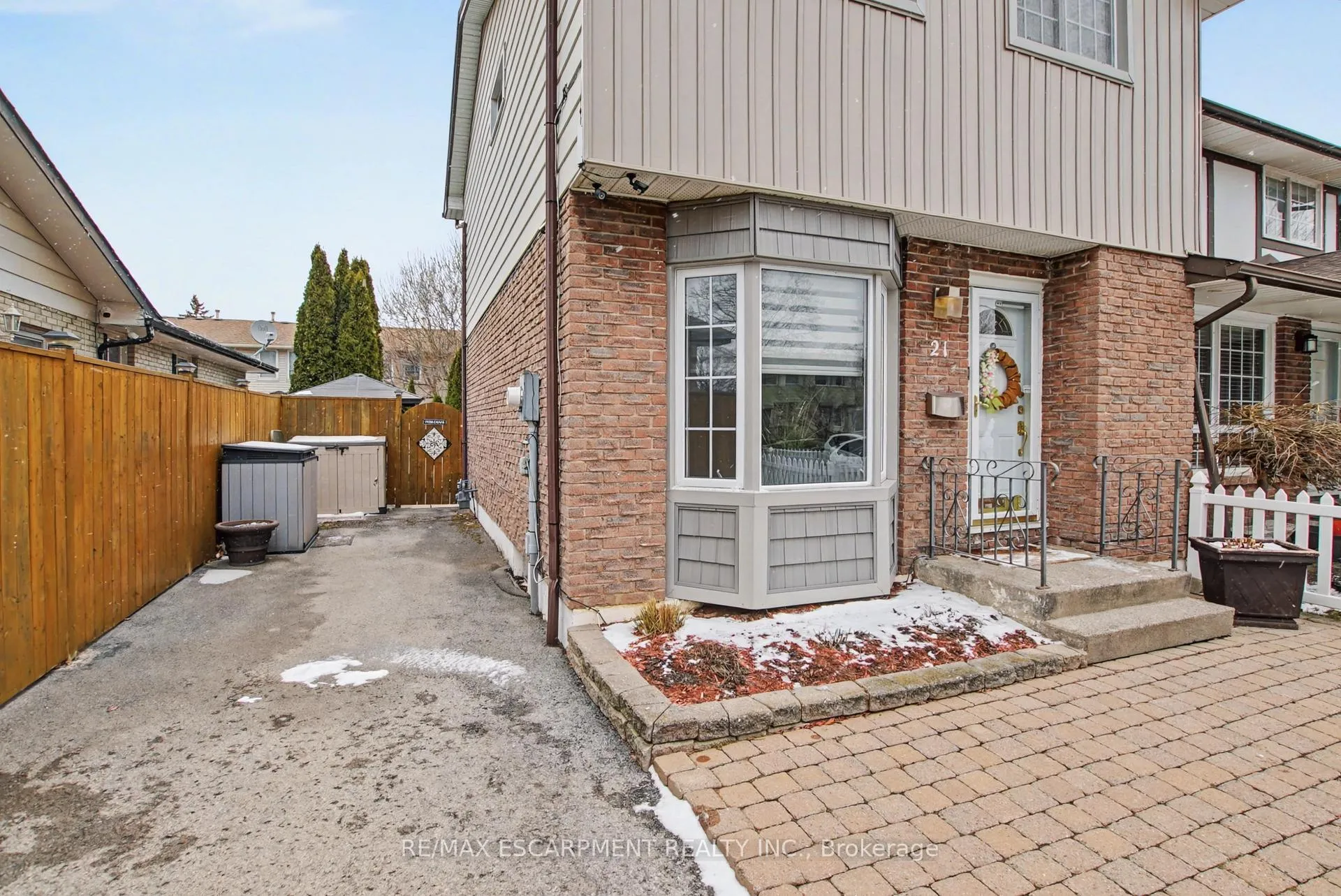 Photo 3 of 21 Greystone Crescent, St. Catharines, Lakeport — HOMEH