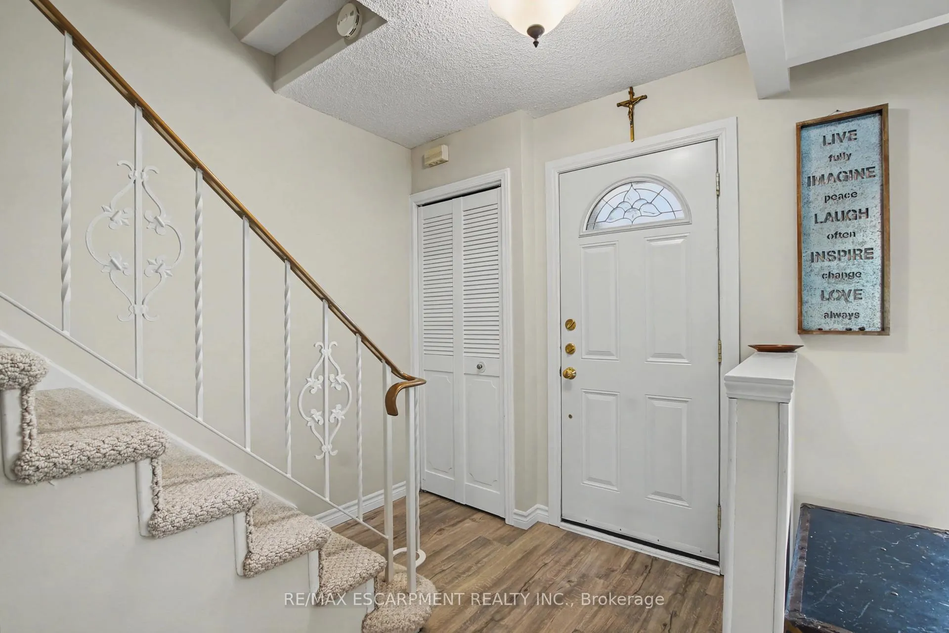 Photo 5 of 21 Greystone Crescent, St. Catharines, Lakeport — HOMEH