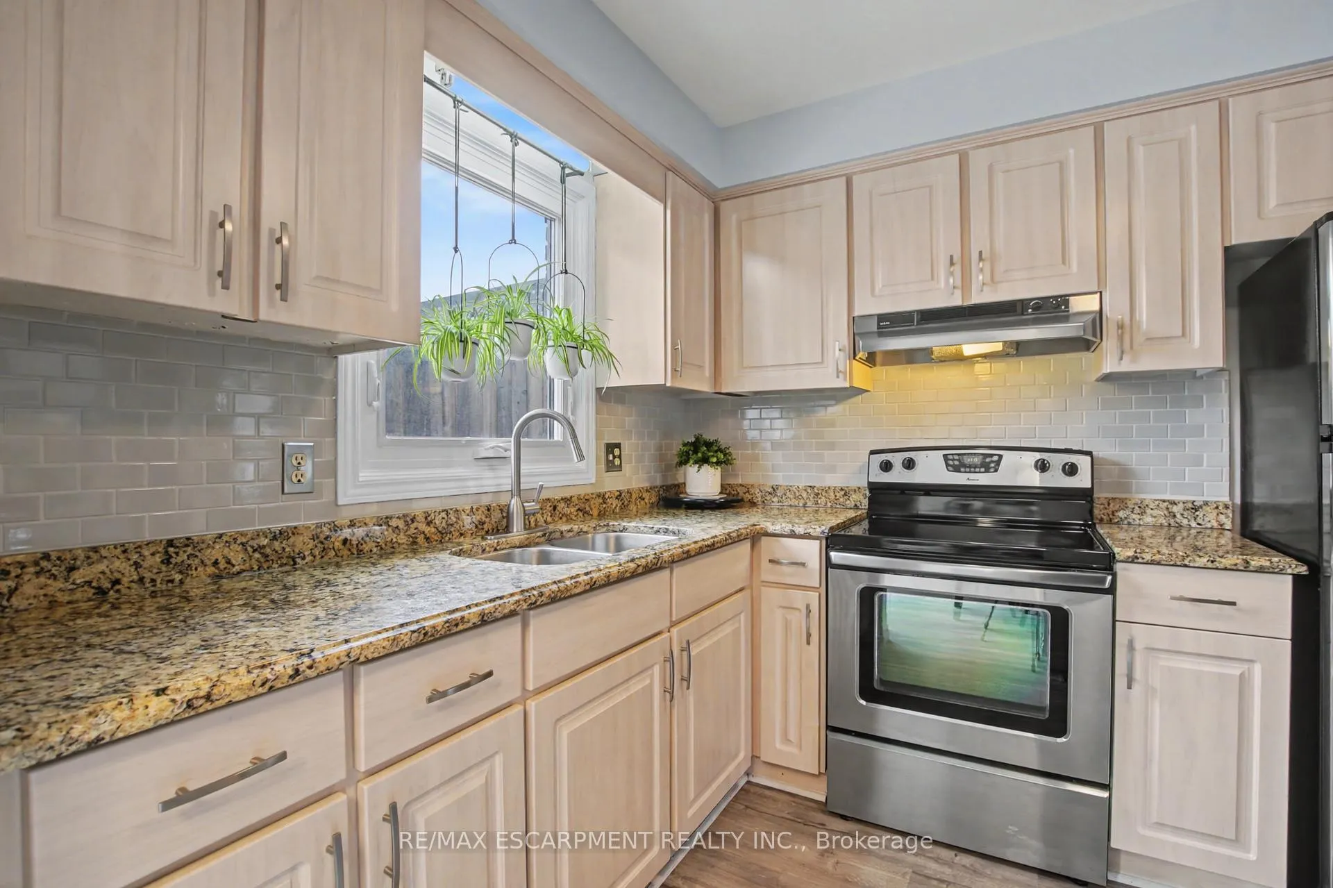 Photo 13 of 21 Greystone Crescent, St. Catharines, Lakeport — HOMEH