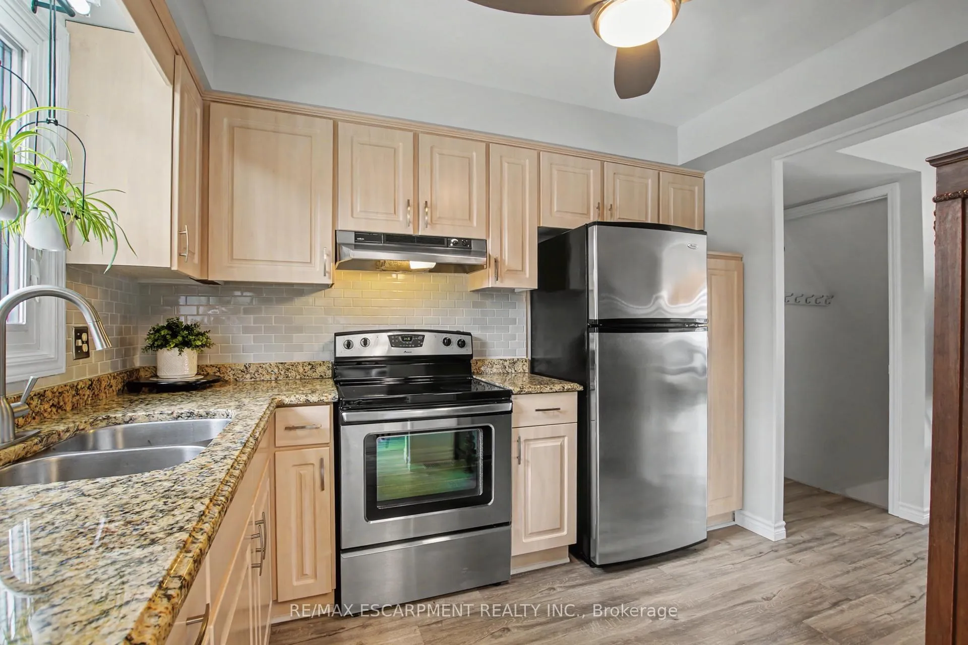 Photo 14 of 21 Greystone Crescent, St. Catharines, Lakeport — HOMEH