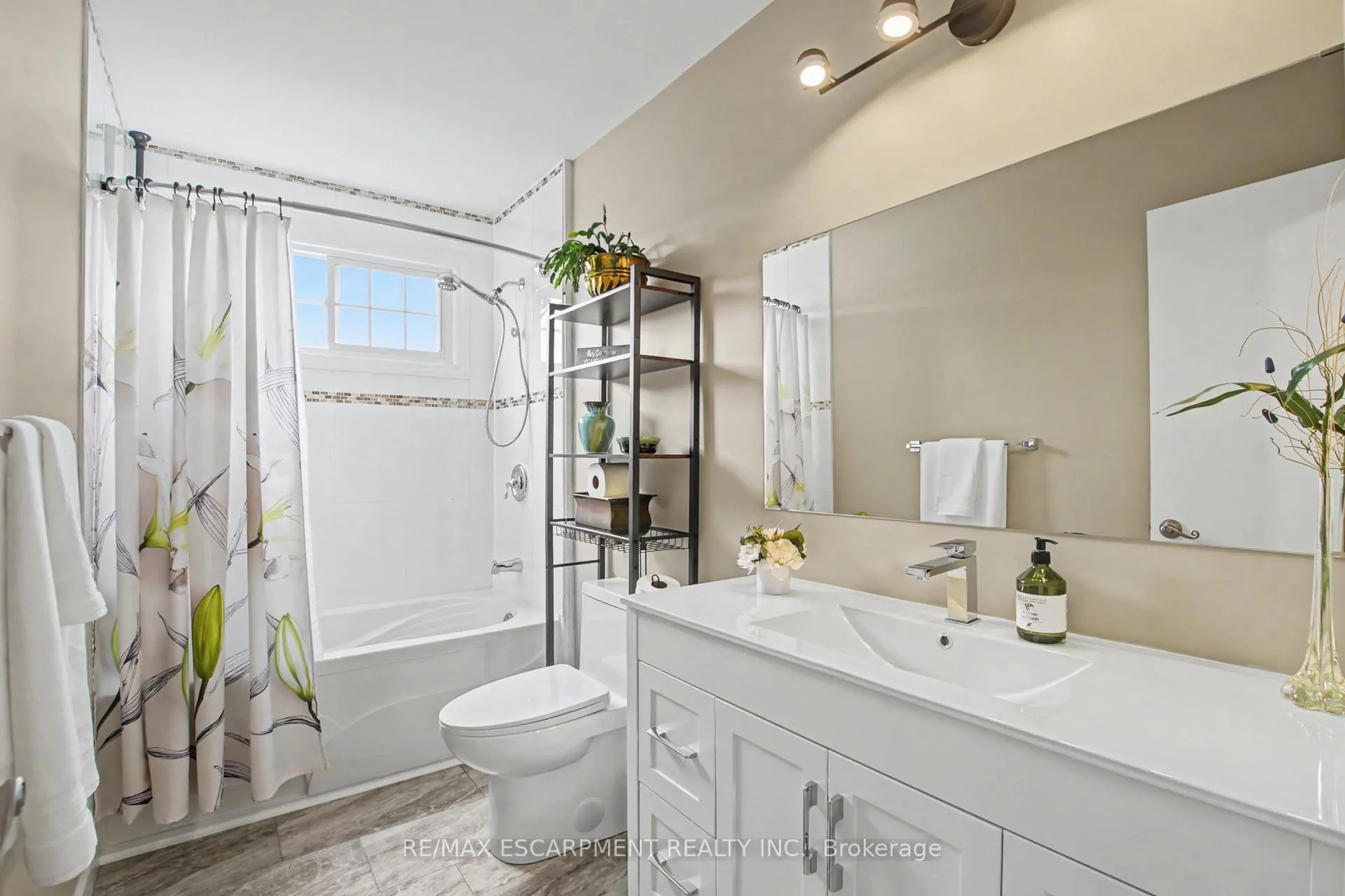 Photo 24 of 21 Greystone Crescent, St. Catharines, Lakeport — HOMEH