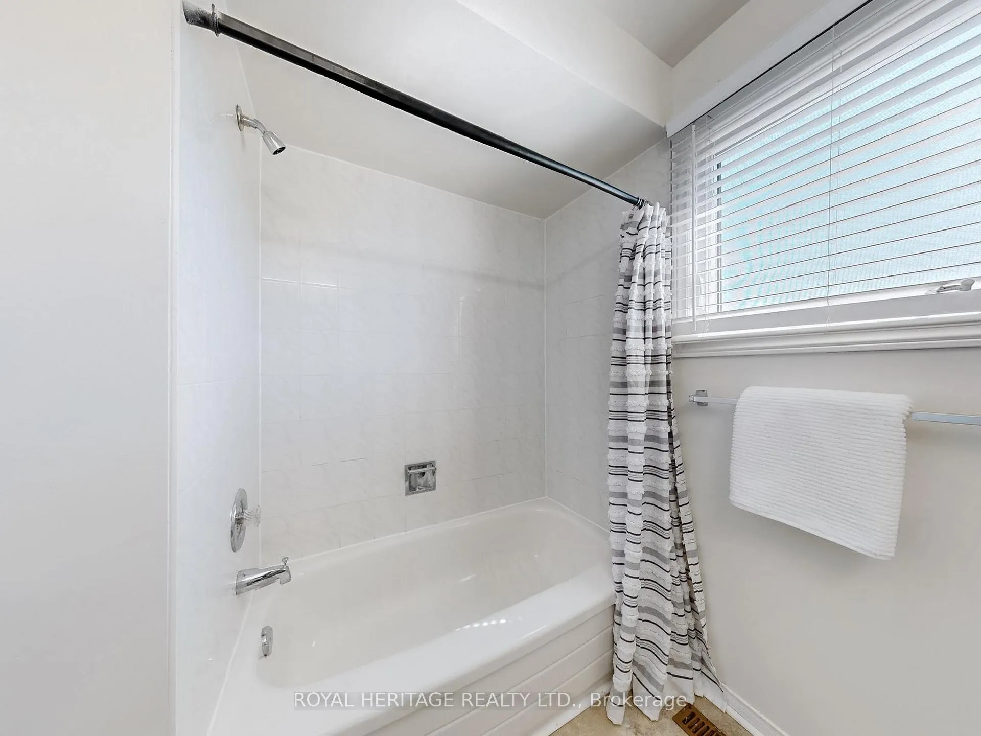 Photo 39 of 34 Barbour Crescent, Ajax, South East — HOMEH