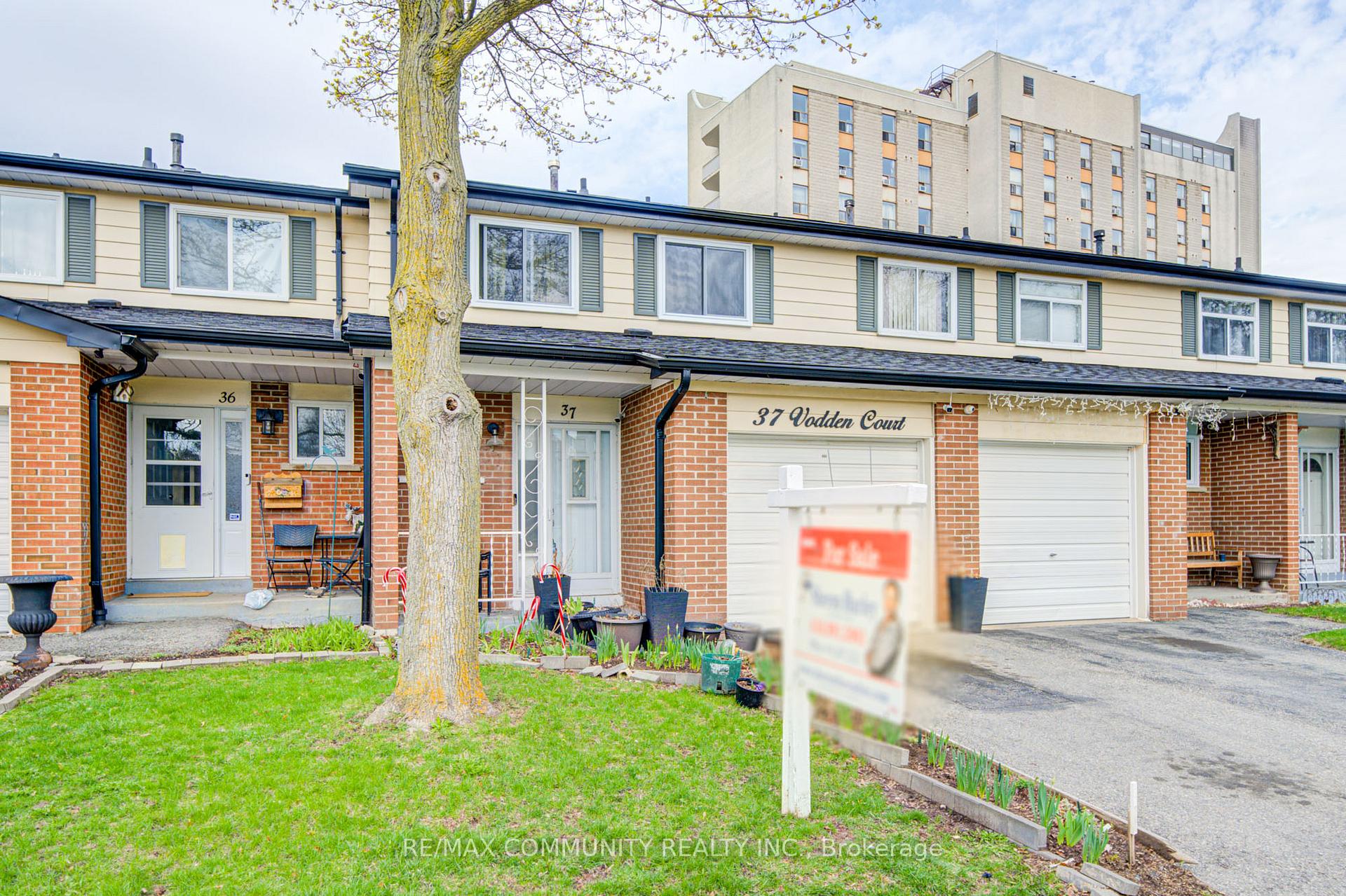 Photo 3 of 37 Vodden Court, Brampton, Brampton North — HOMEH