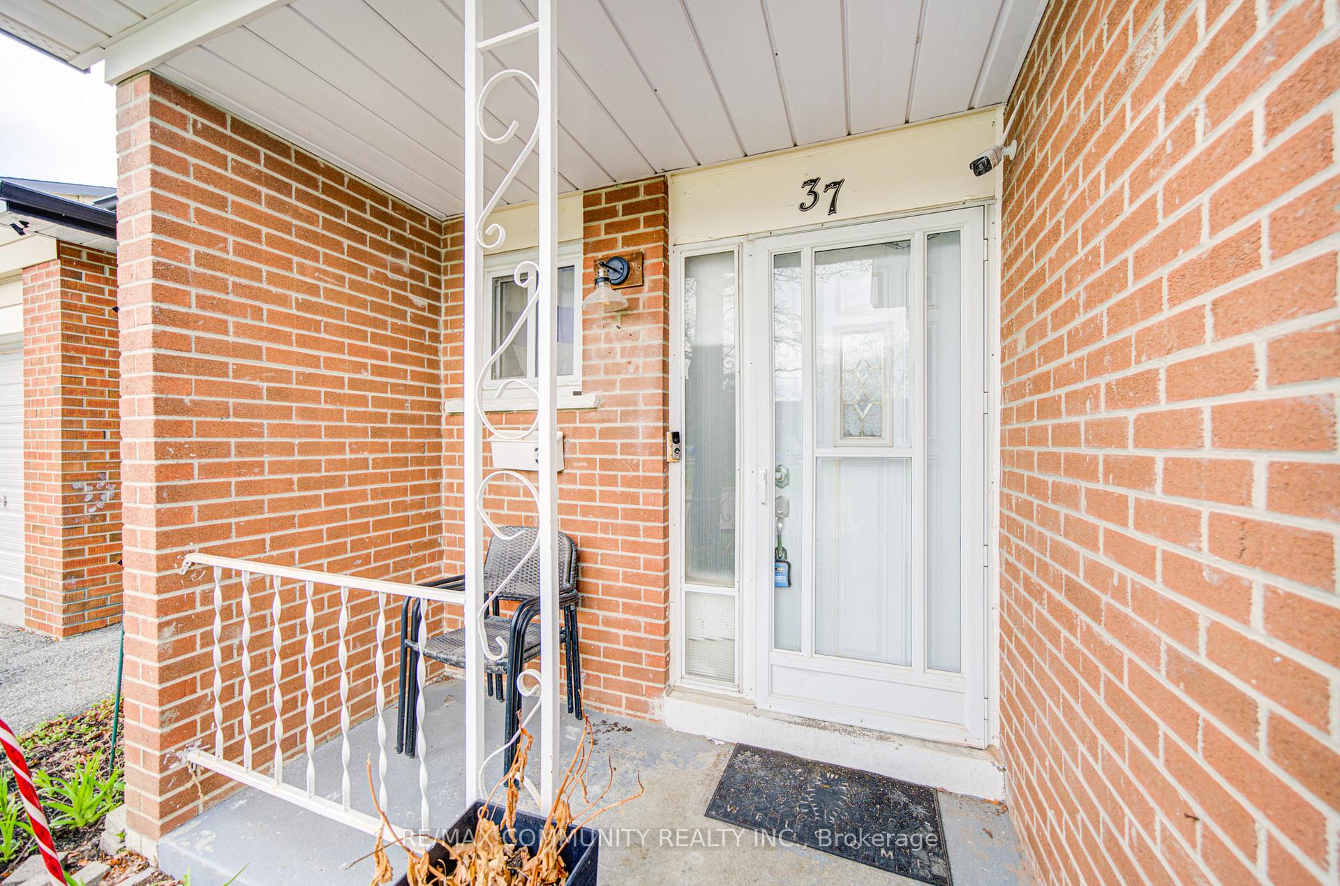 Photo 5 of 37 Vodden Court, Brampton, Brampton North — HOMEH