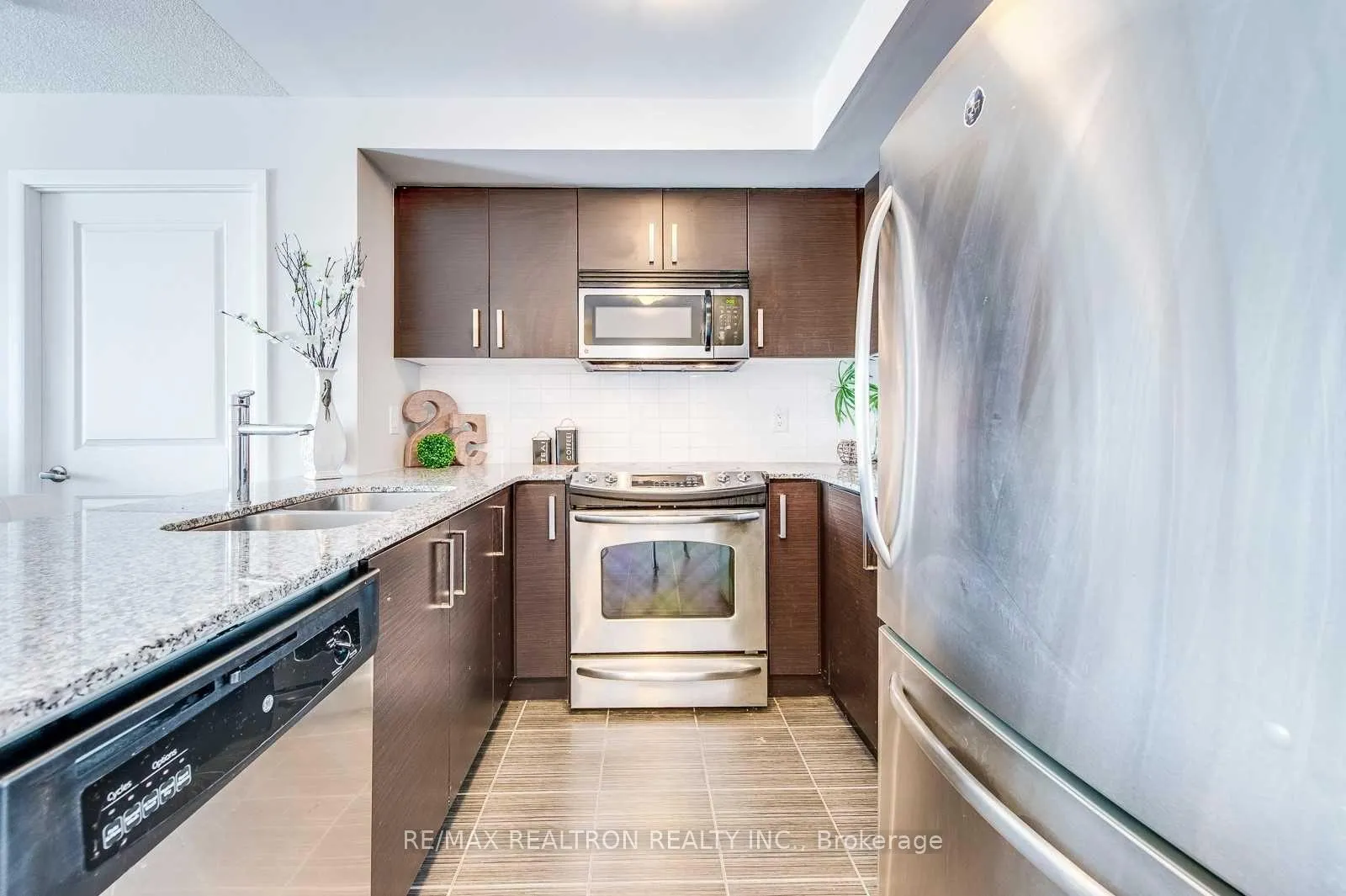 Photo 16 of Unit 609, 17 Anndale Drive, North York, Willowdale East — HOMEH