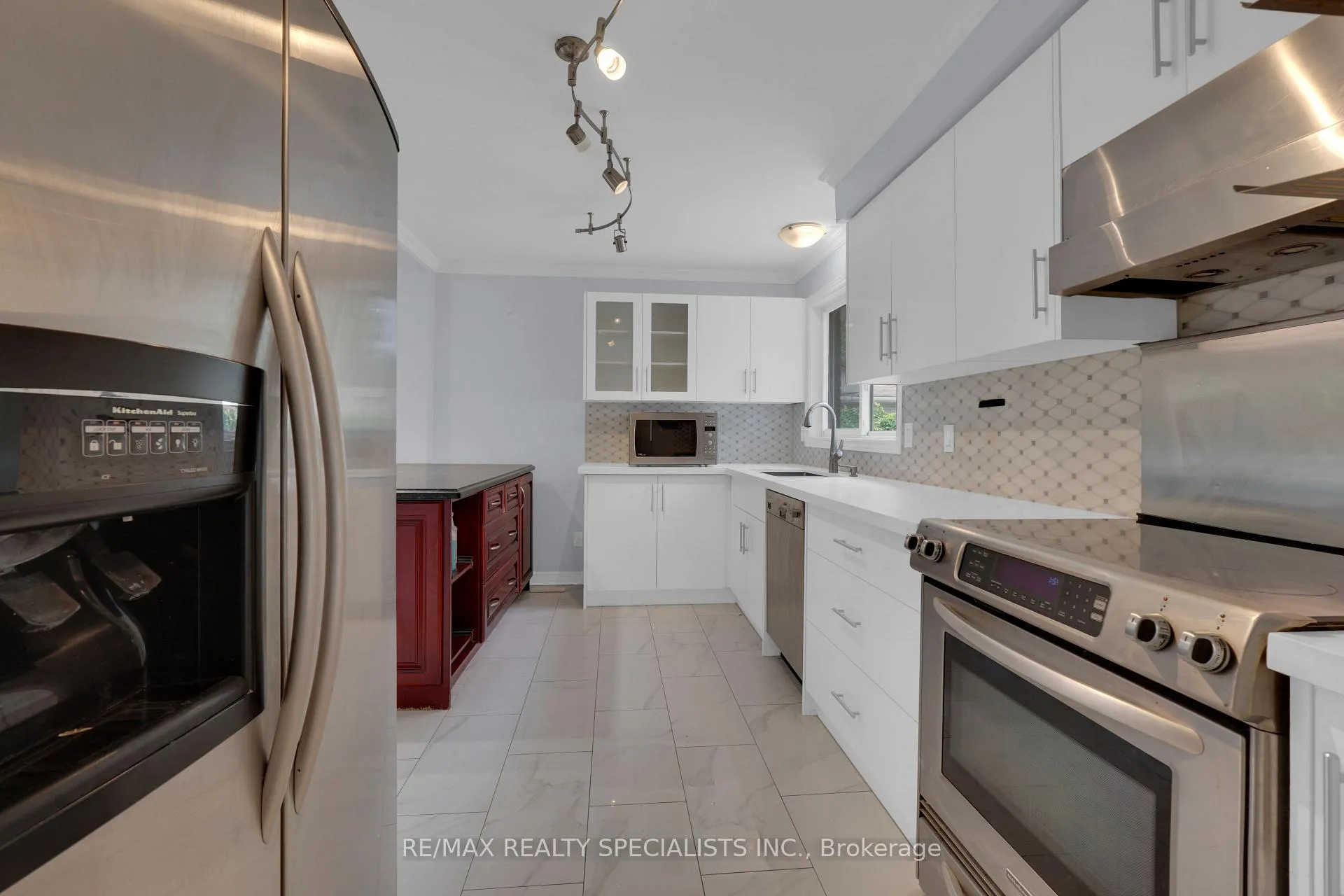 Photo 8 of 61 Ambleside Drive, Brampton, Brampton South — HOMEH