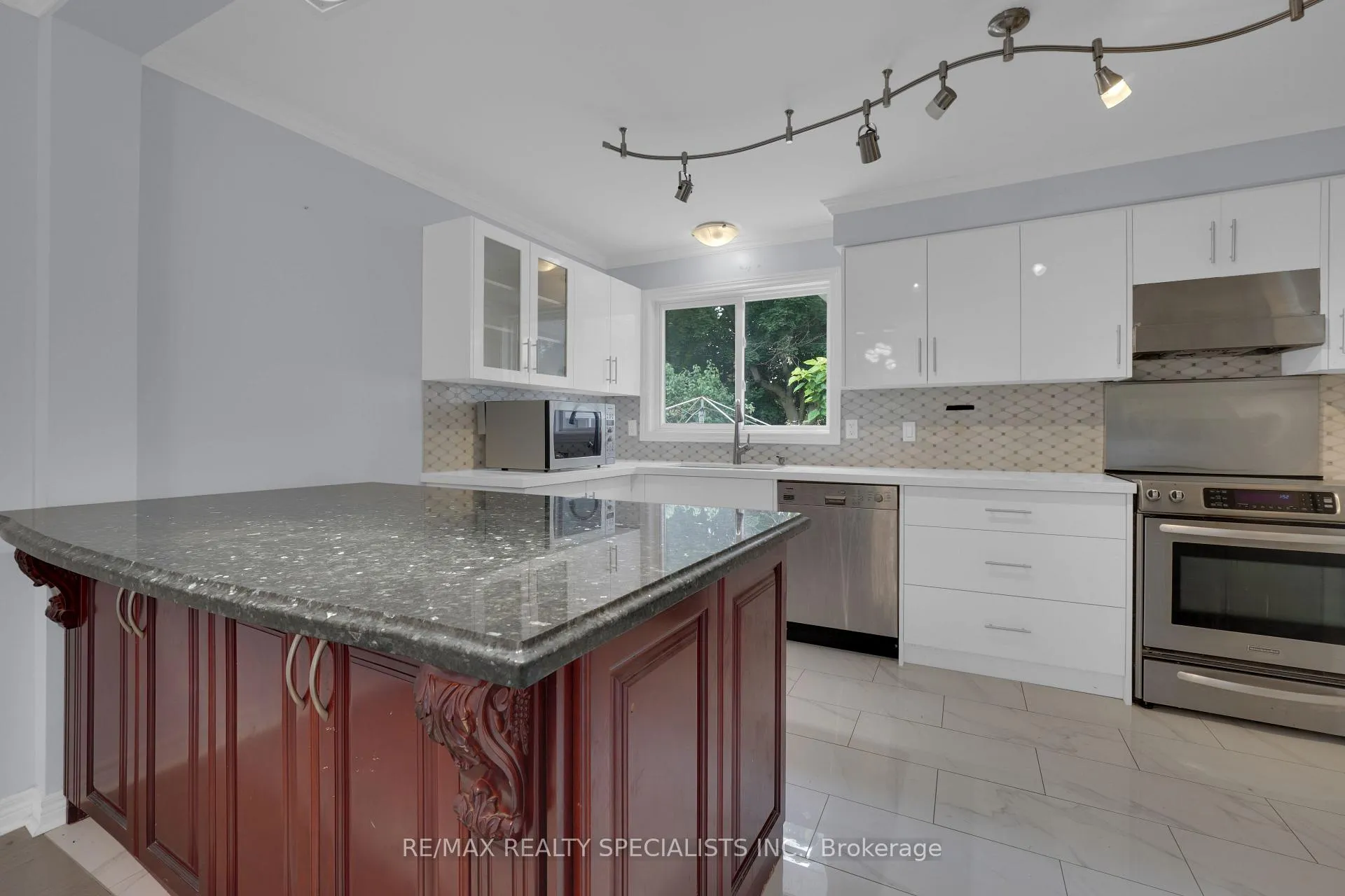 Photo 10 of 61 Ambleside Drive, Brampton, Brampton South — HOMEH
