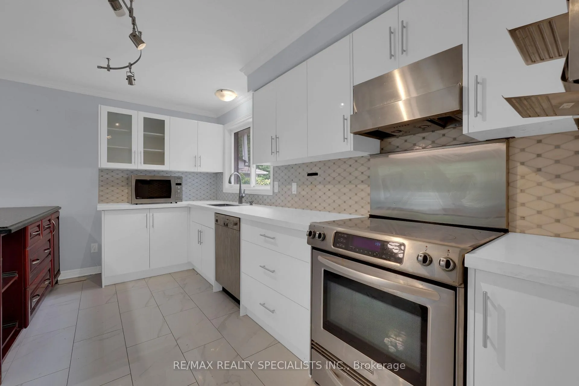 Photo 17 of 61 Ambleside Drive, Brampton, Brampton South — HOMEH
