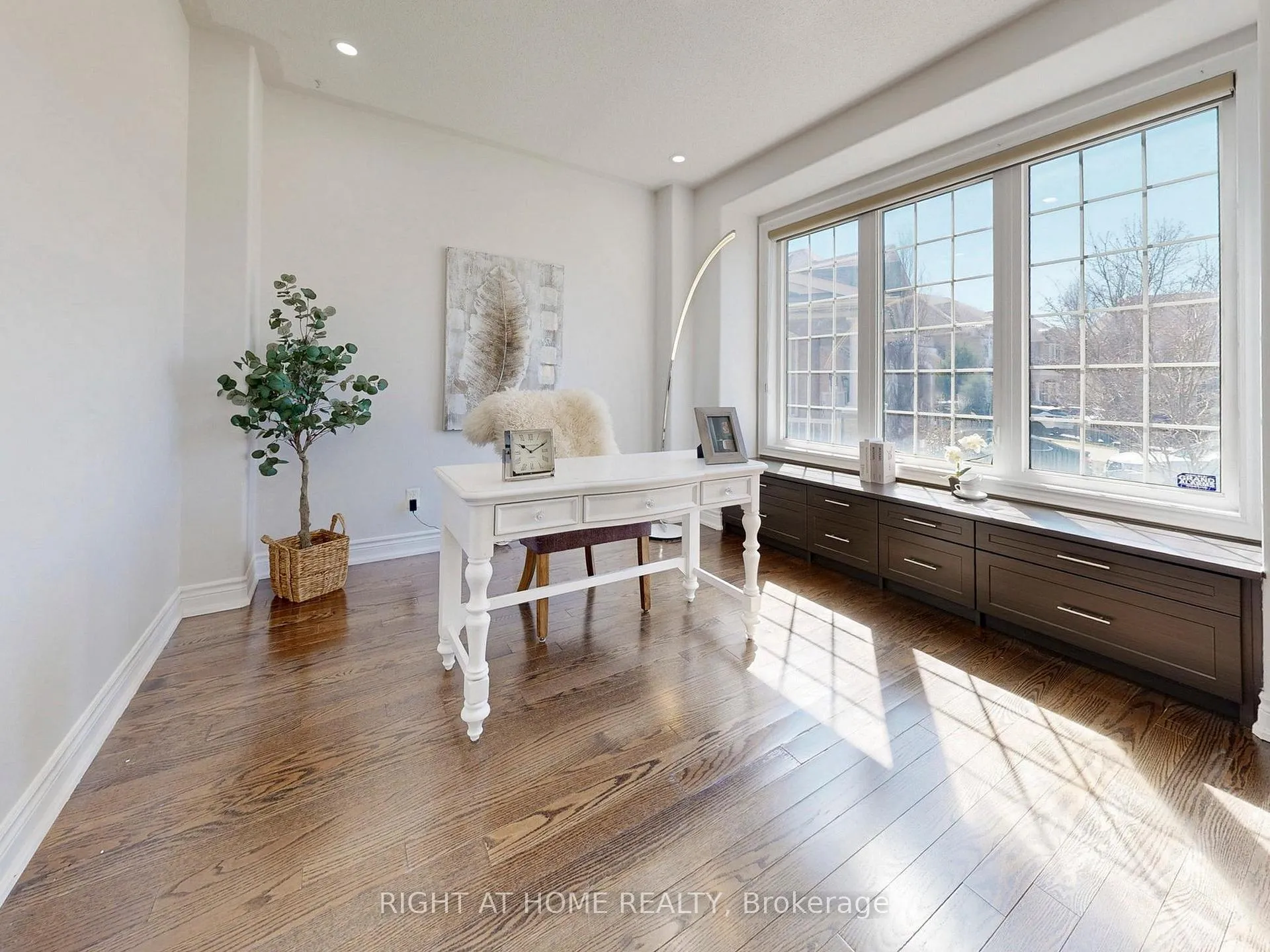 Photo 4 of 27 Heaney Court, Aurora, Bayview Northeast — HOMEH