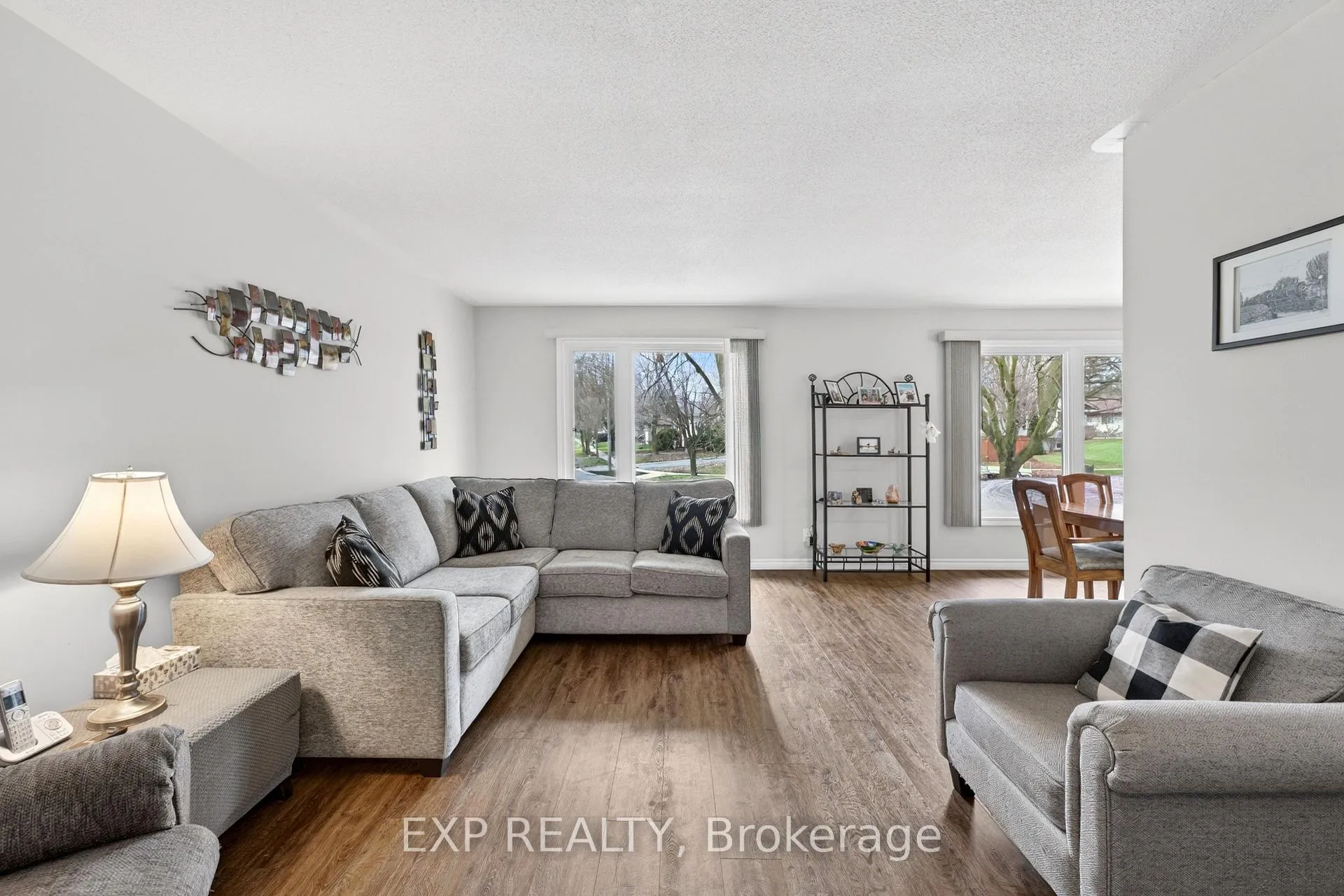 Photo 4 of 54 Dauphin Avenue, Kingston, Rideau — HOMEH