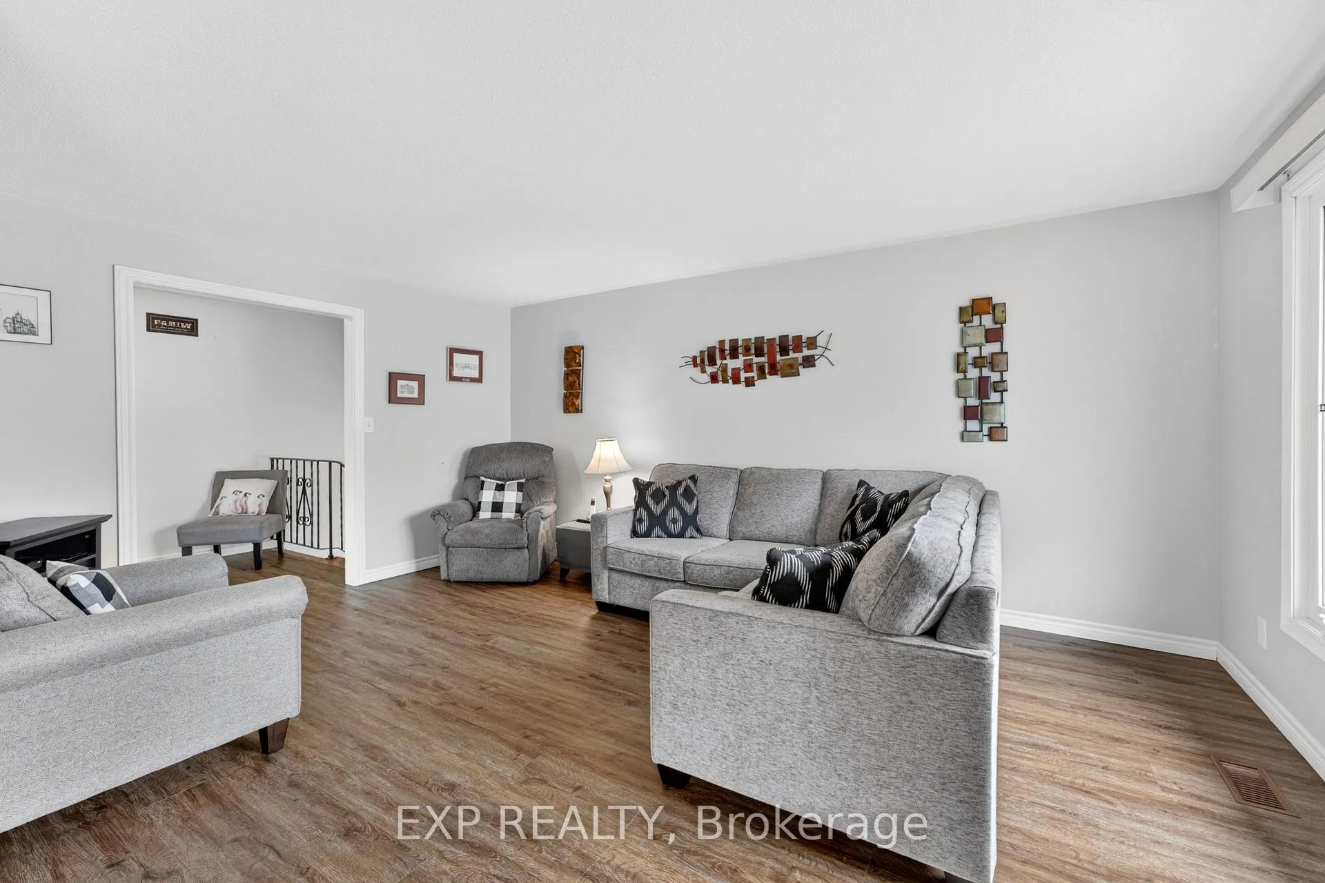 Photo 5 of 54 Dauphin Avenue, Kingston, Rideau — HOMEH