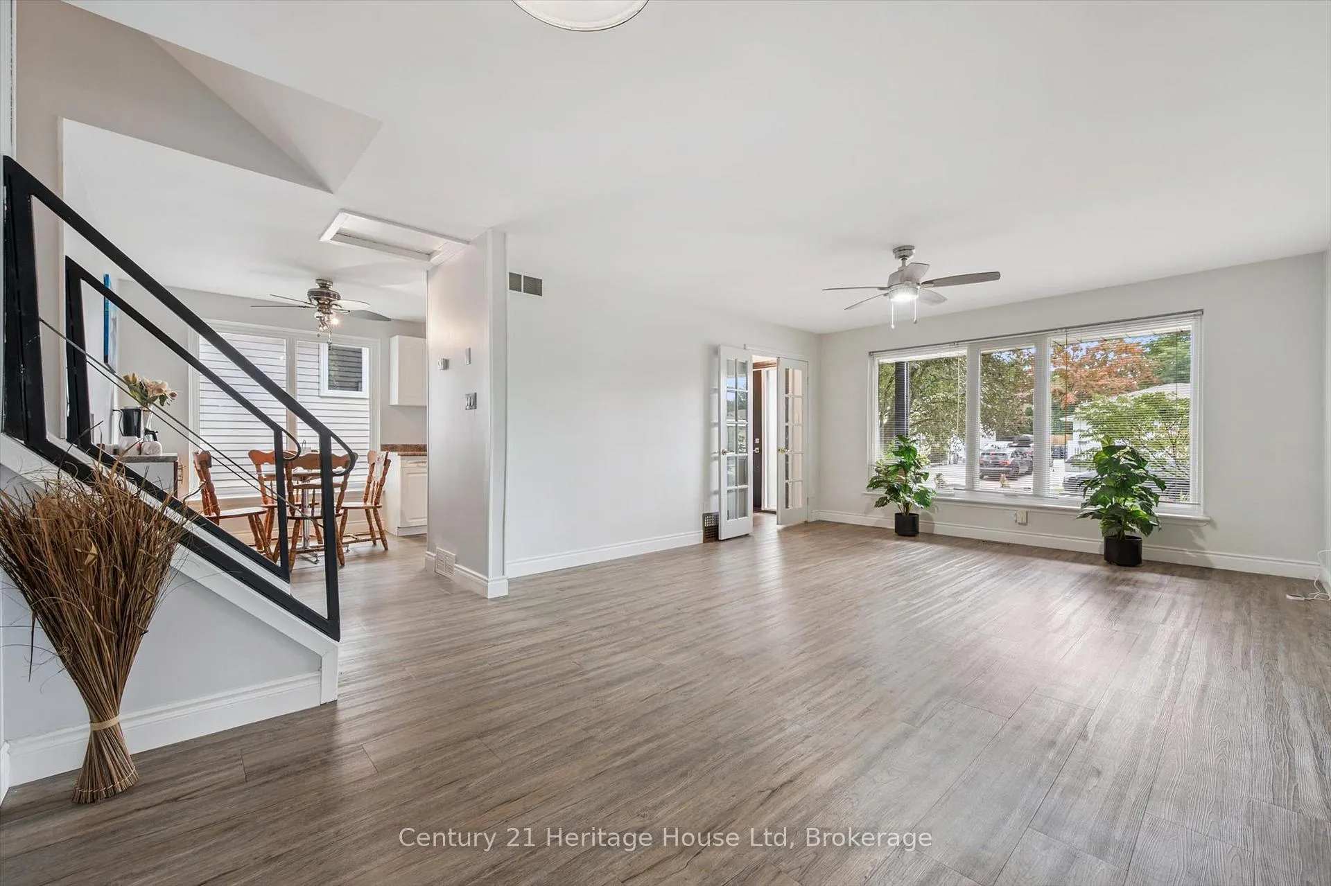 Photo 11 of 378 West Acres Drive, Guelph, Willow West/Sugarbush/West Acres — HOMEH