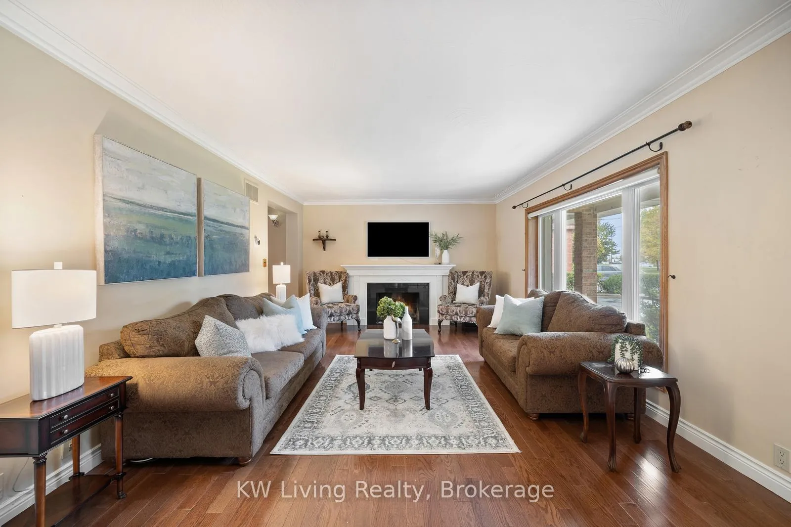 Photo 4 of 55 Hillside Avenue, Vaughan, Concord — HOMEH