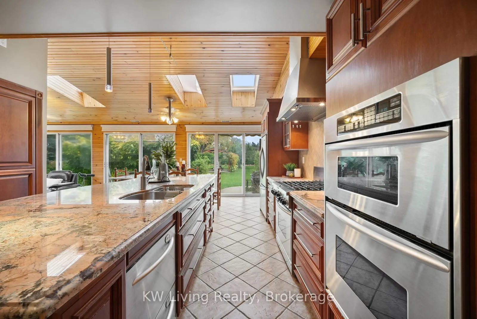 Photo 9 of 55 Hillside Avenue, Vaughan, Concord — HOMEH