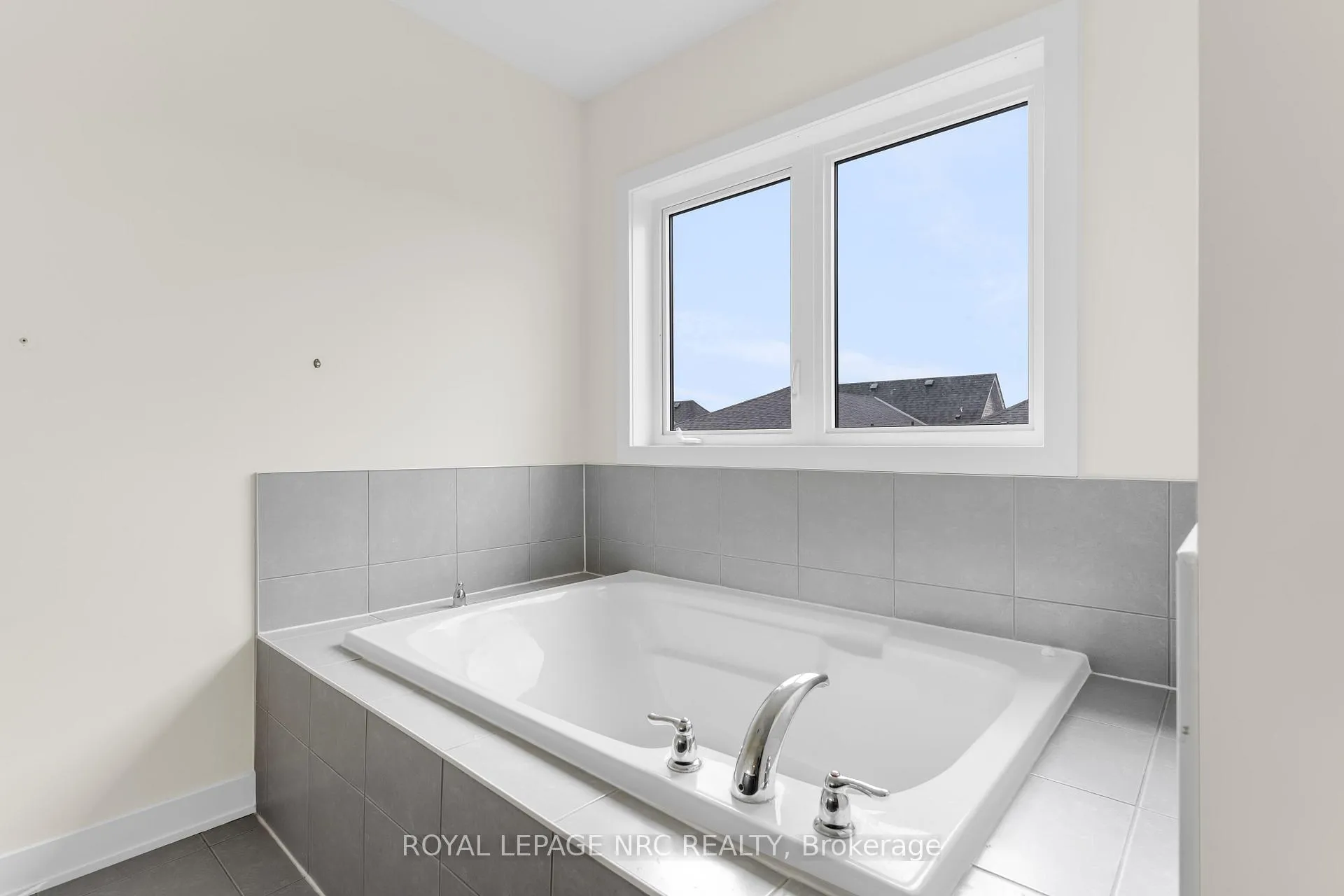 Photo 24 of 59 Stern Drive, Welland, Dain City — HOMEH