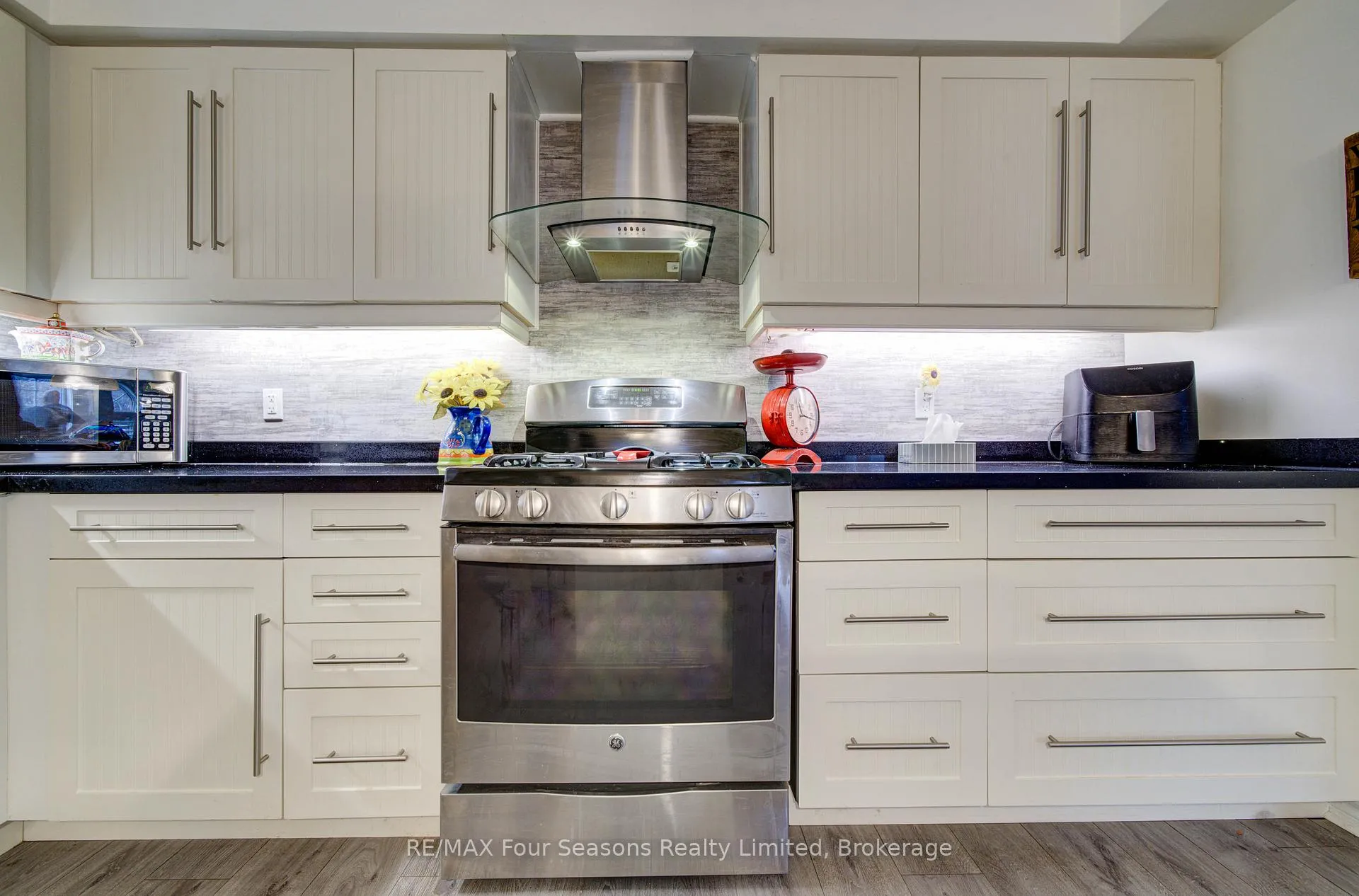 Photo 10 of 9 Brooke Avenue, Collingwood — HOMEH