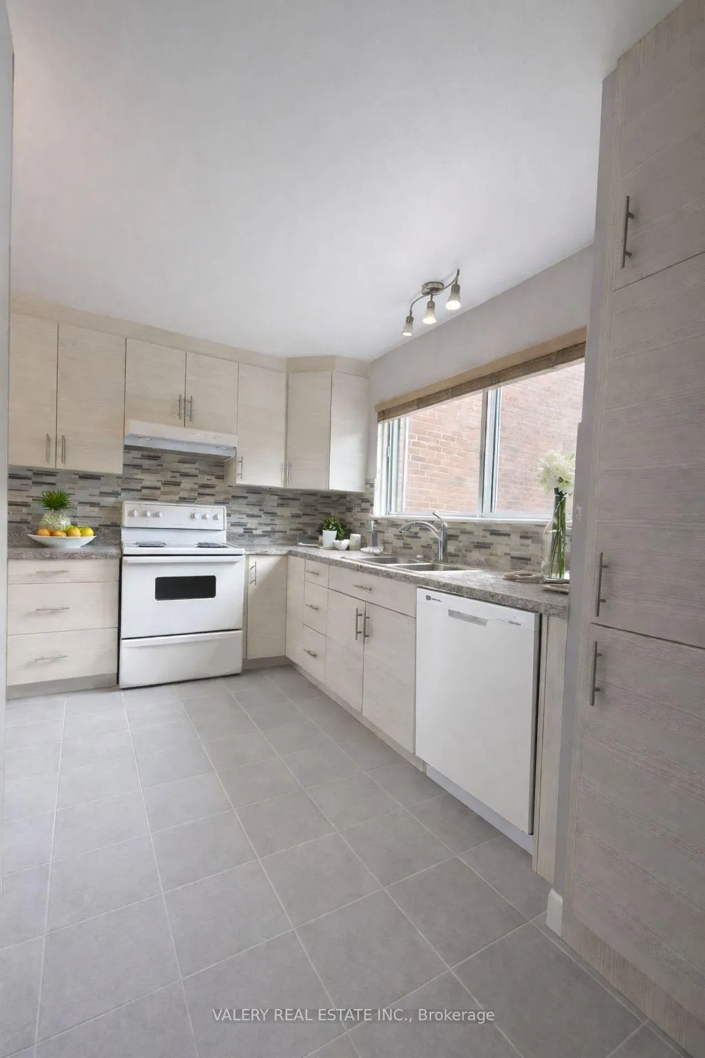 Photo 7 of Unit 4, 25 Romfield Circuit, Markham, Royal Orchard — HOMEH