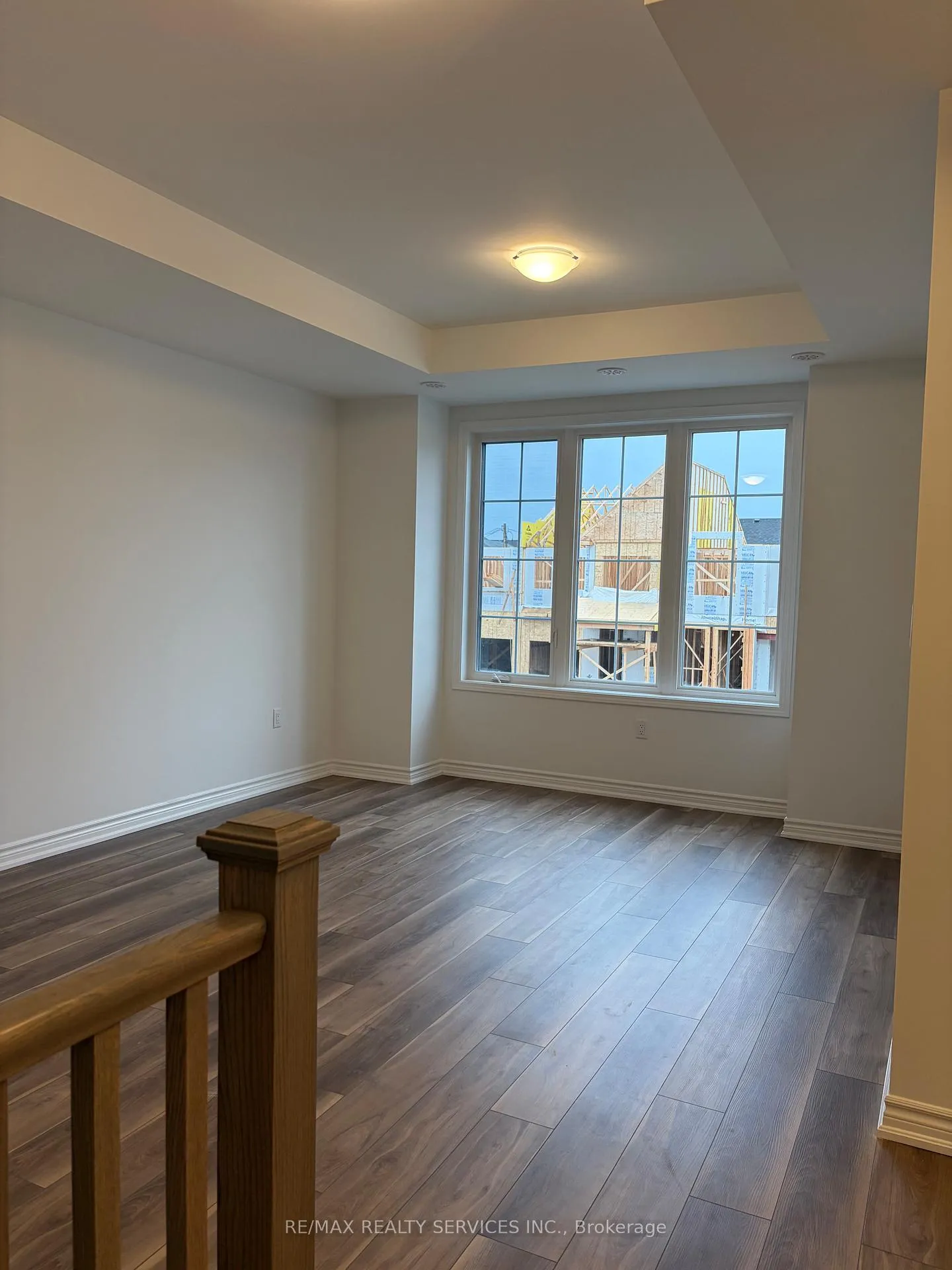 Photo 5 of 92 Yorkshire Drive, Barrie, Rural Barrie Southeast — HOMEH