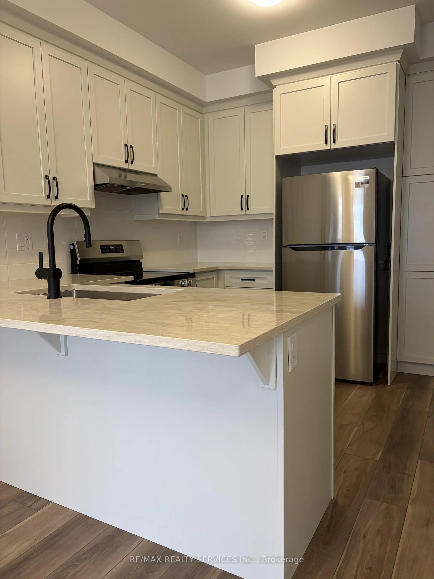 Photo 6 of 92 Yorkshire Drive, Barrie, Rural Barrie Southeast — HOMEH