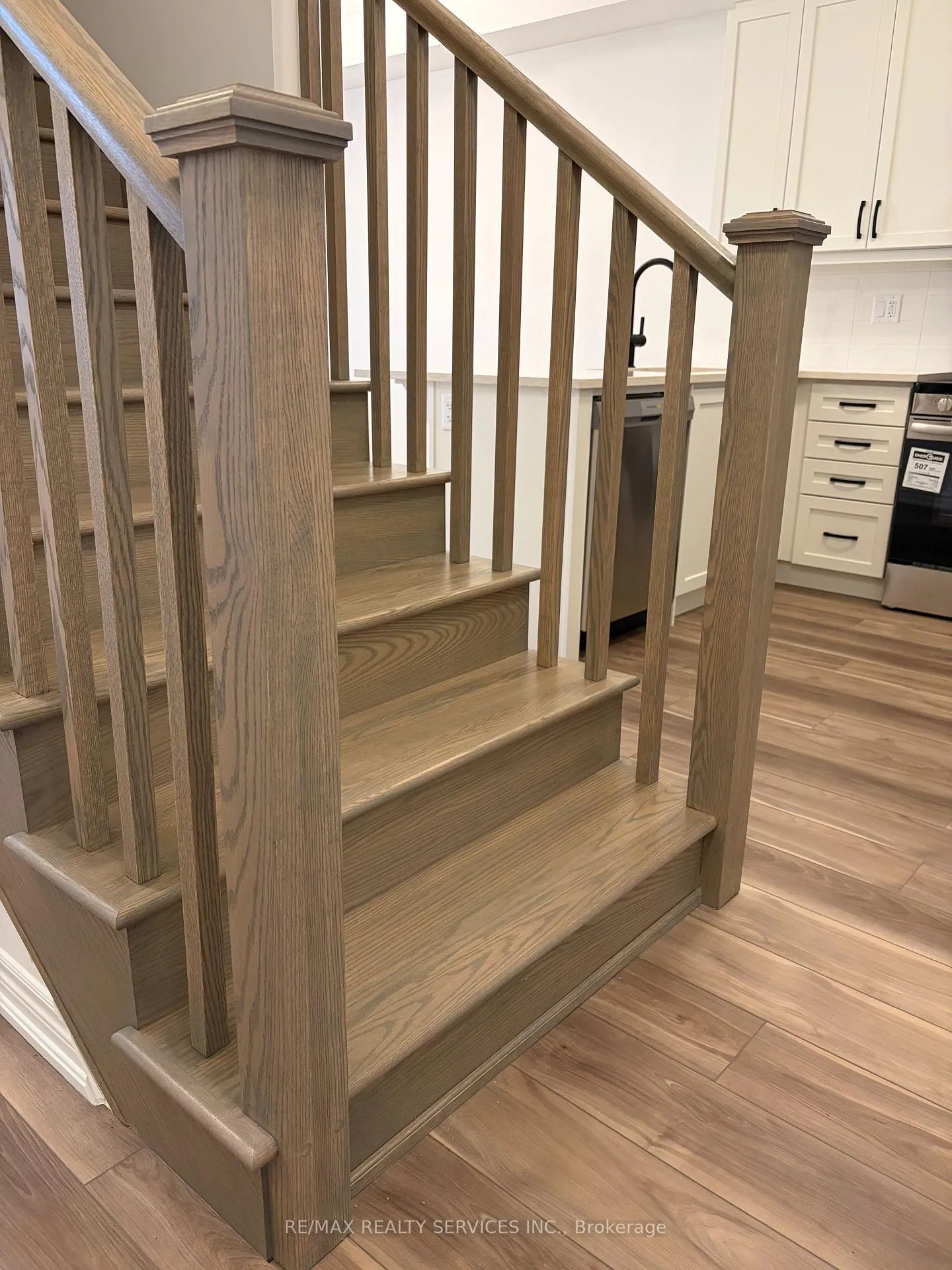 Photo 8 of 92 Yorkshire Drive, Barrie, Rural Barrie Southeast — HOMEH