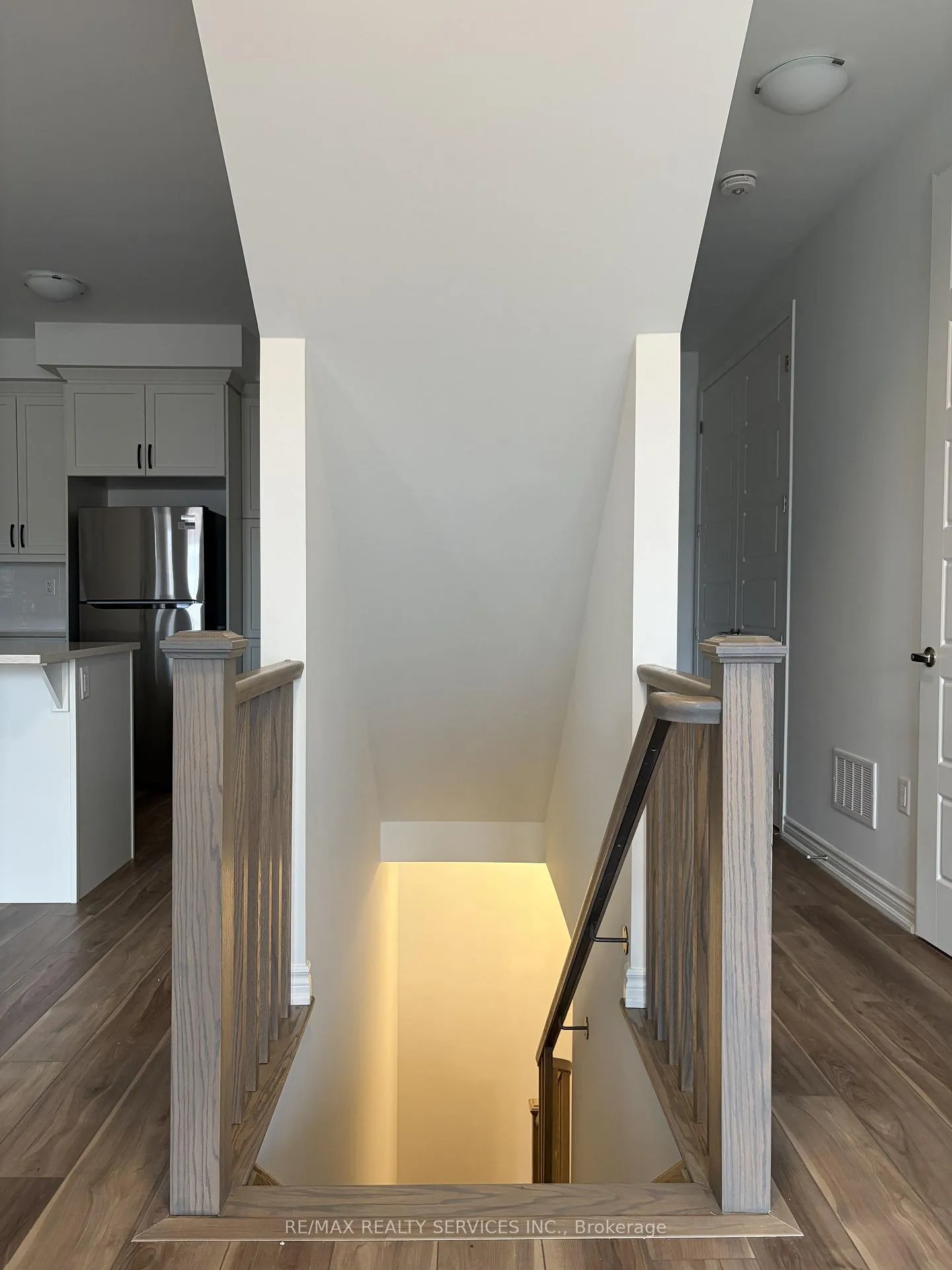 Photo 10 of 92 Yorkshire Drive, Barrie, Rural Barrie Southeast — HOMEH